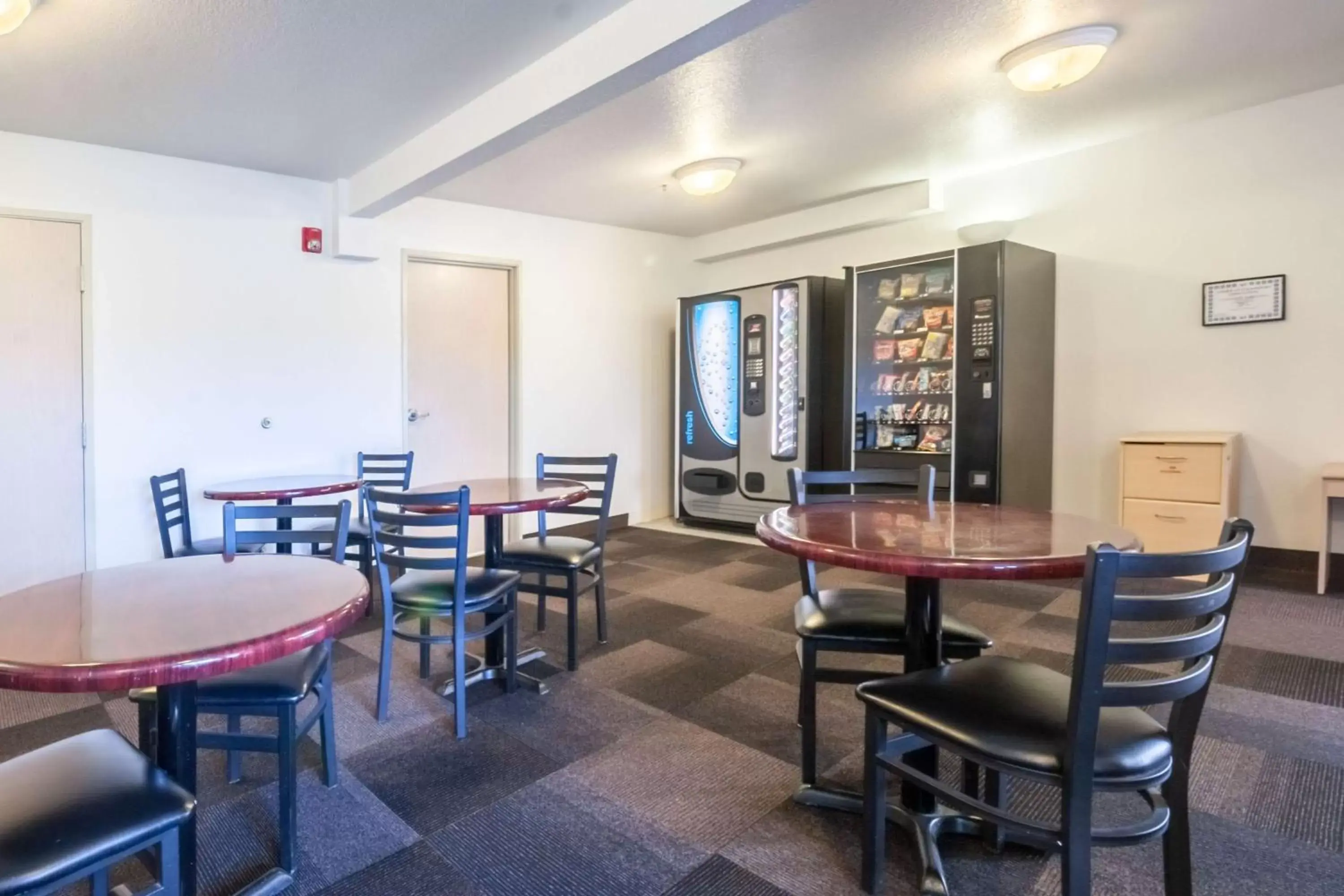 Lobby or reception, Restaurant/Places to Eat in Motel 6-Seaside, OR
