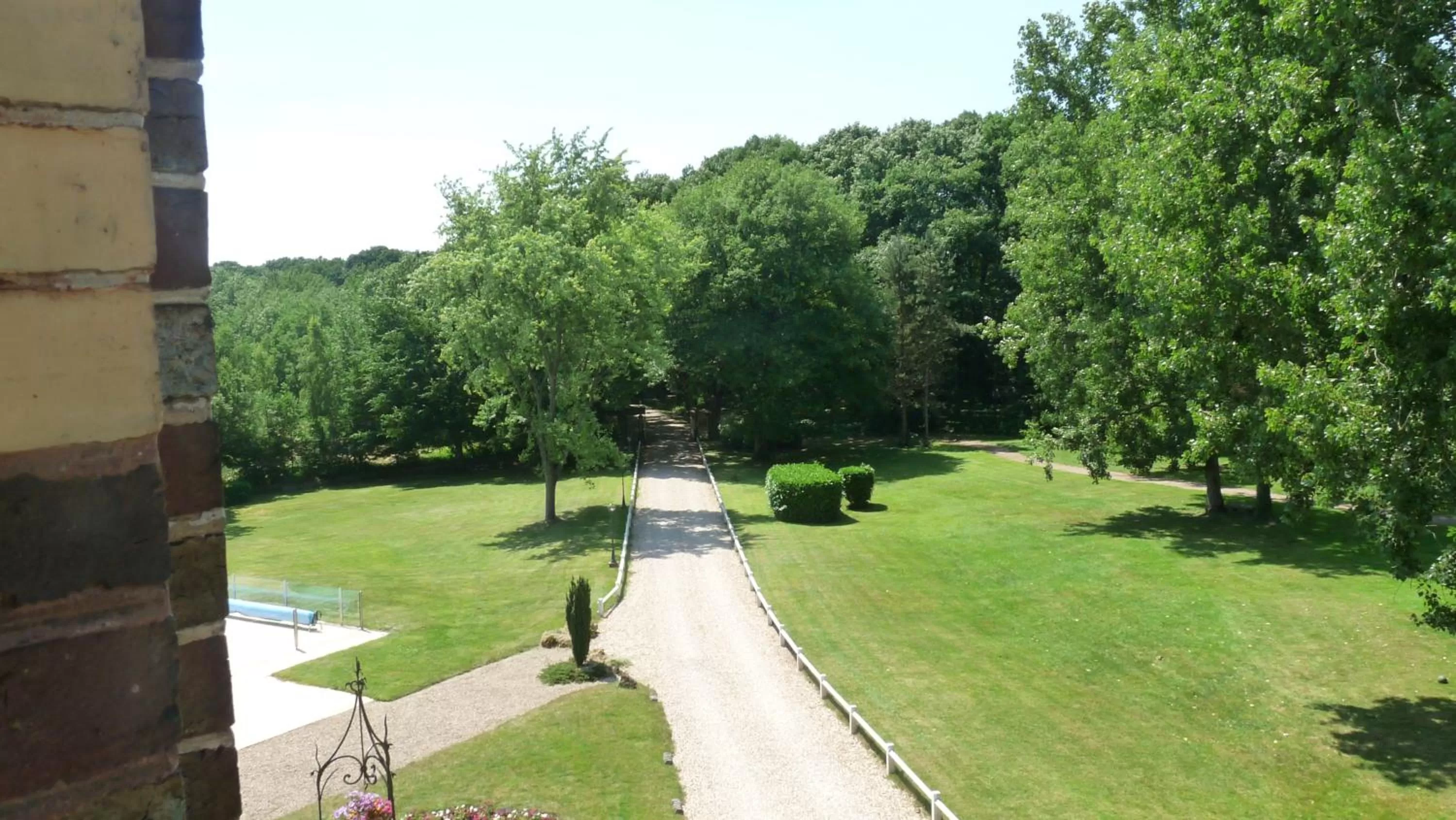 Garden in Château de la Râpée Hôtel restaurant