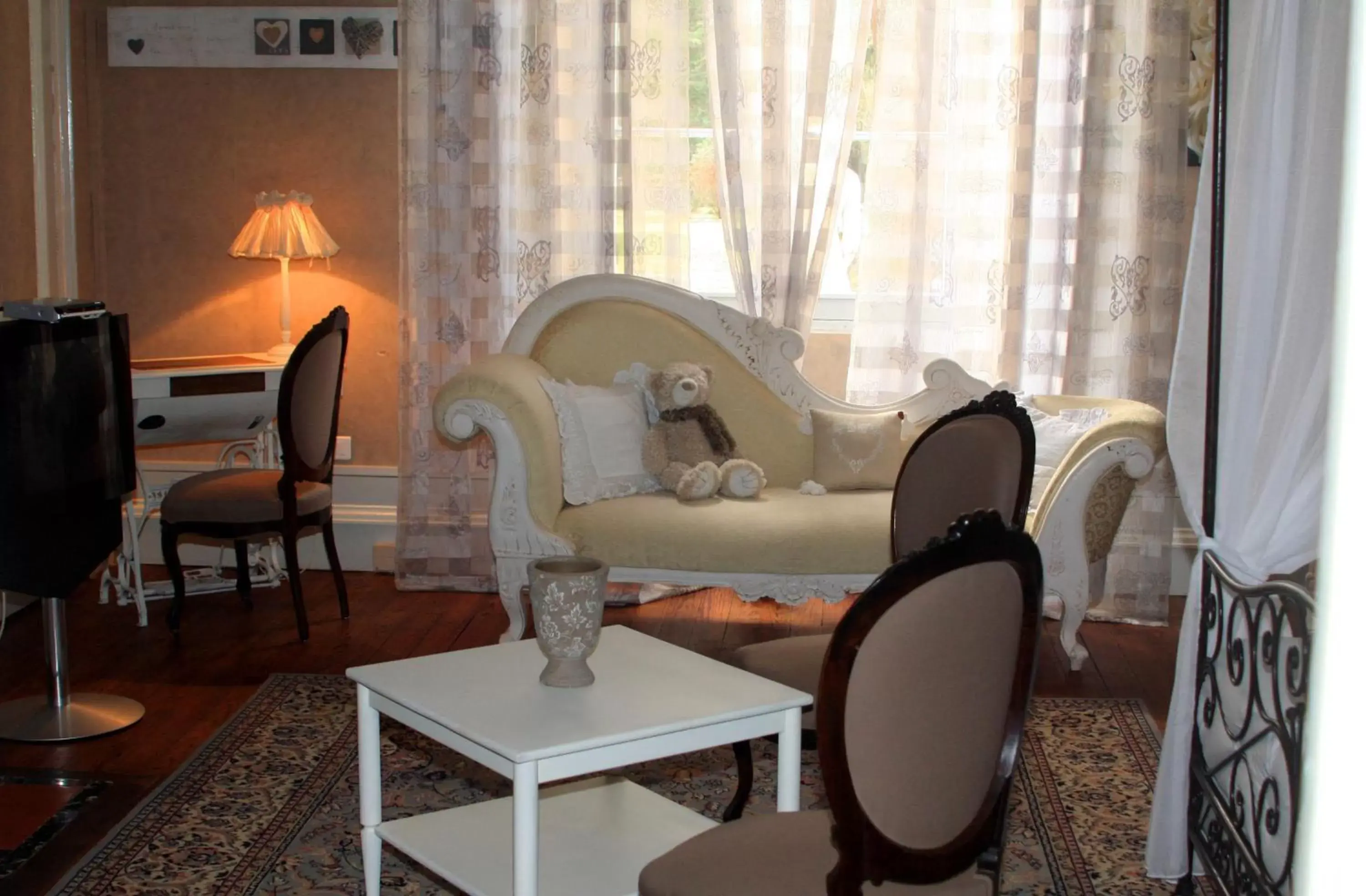 Photo of the whole room, Seating Area in Château la Moune