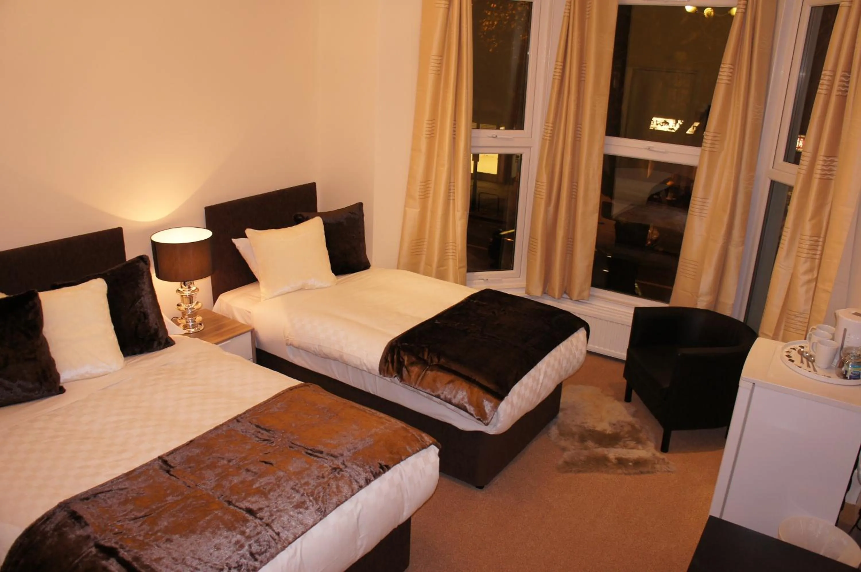 Bed in Sapphire Hotel London