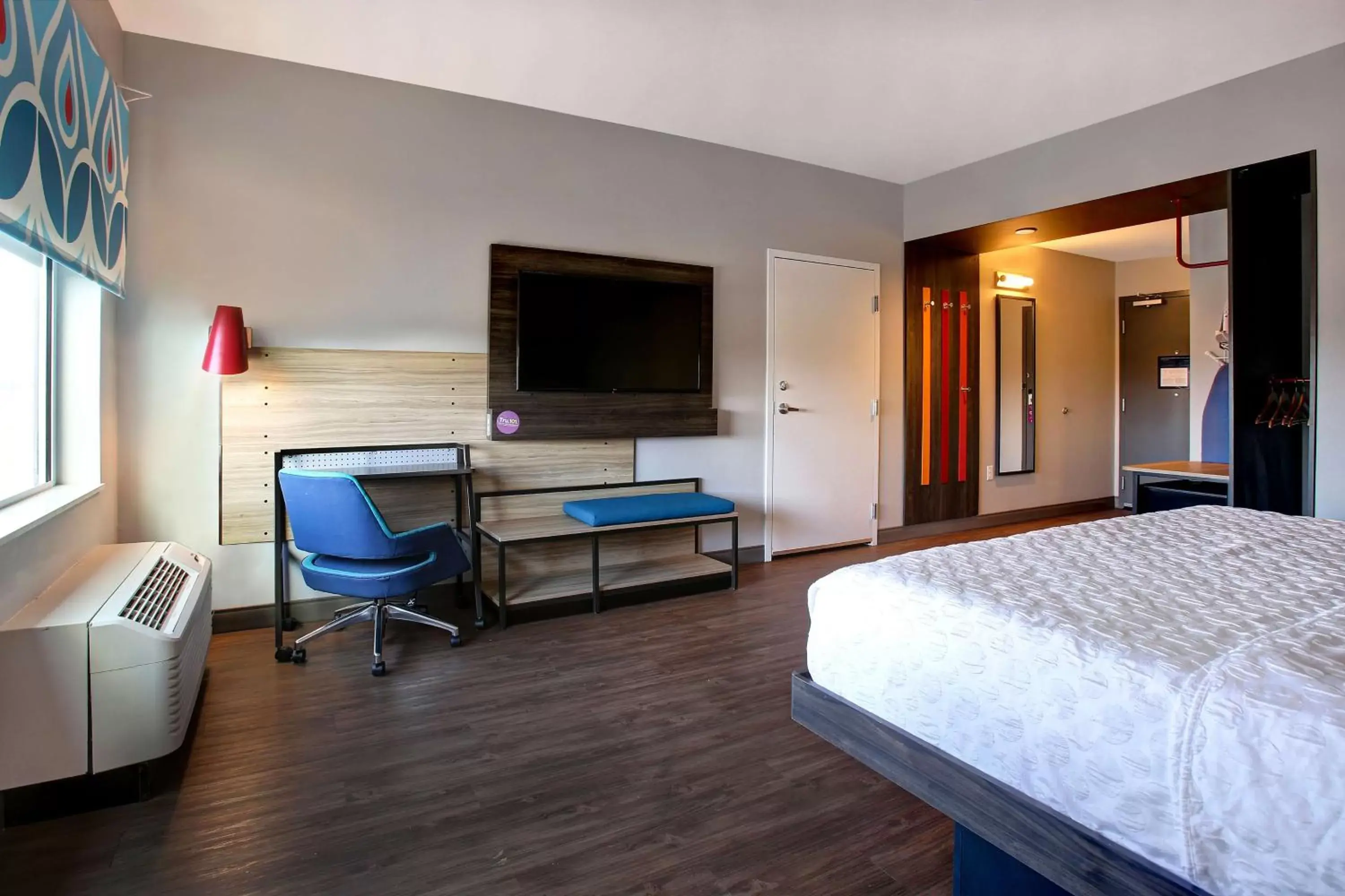 Bed, TV/Entertainment Center in Tru By Hilton Alcoa Knoxville Airport, Tn
