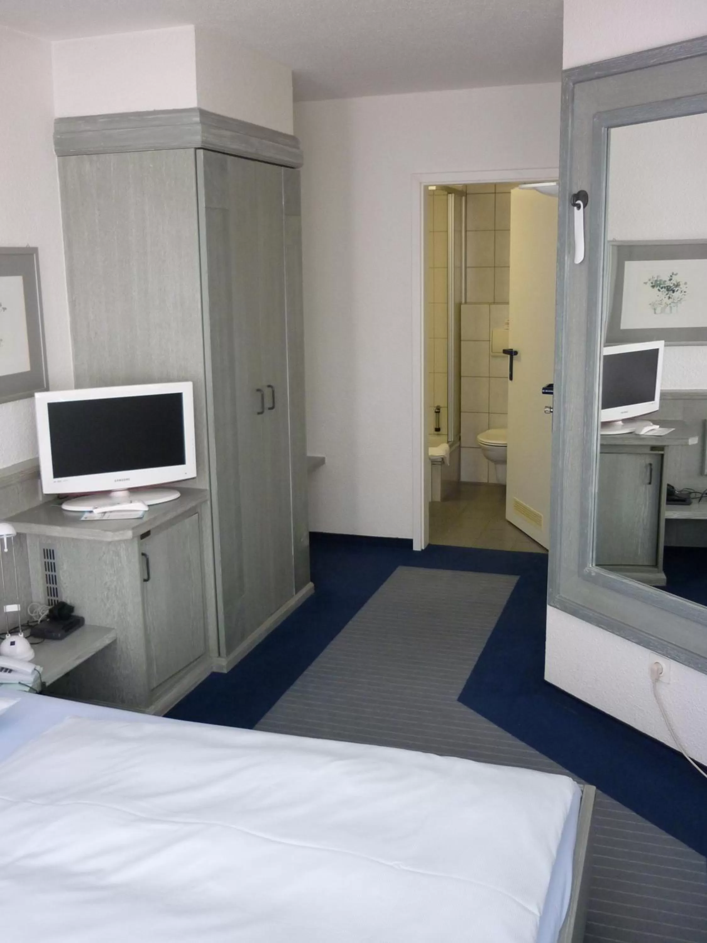 Bathroom, Bed in Avenue Hotel