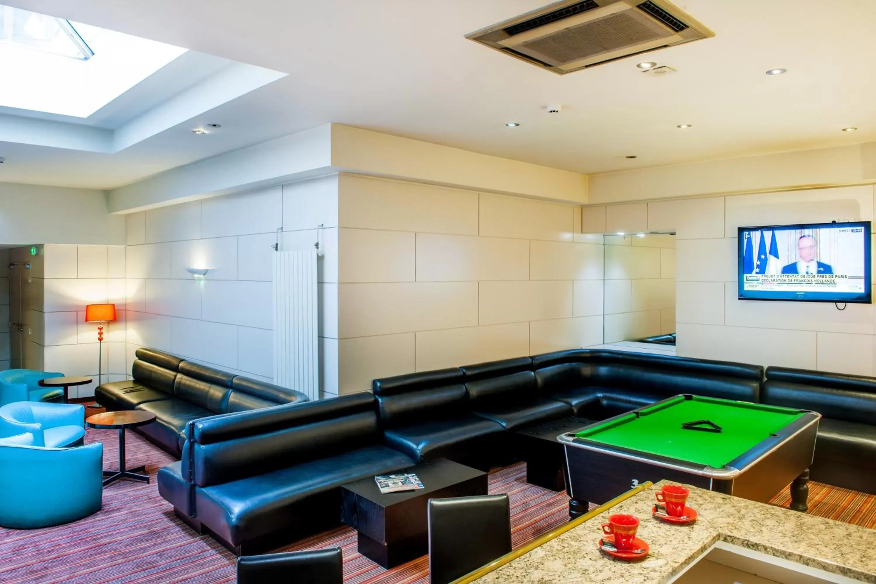 Communal lounge/ TV room, Billiards in Hôtel Continental