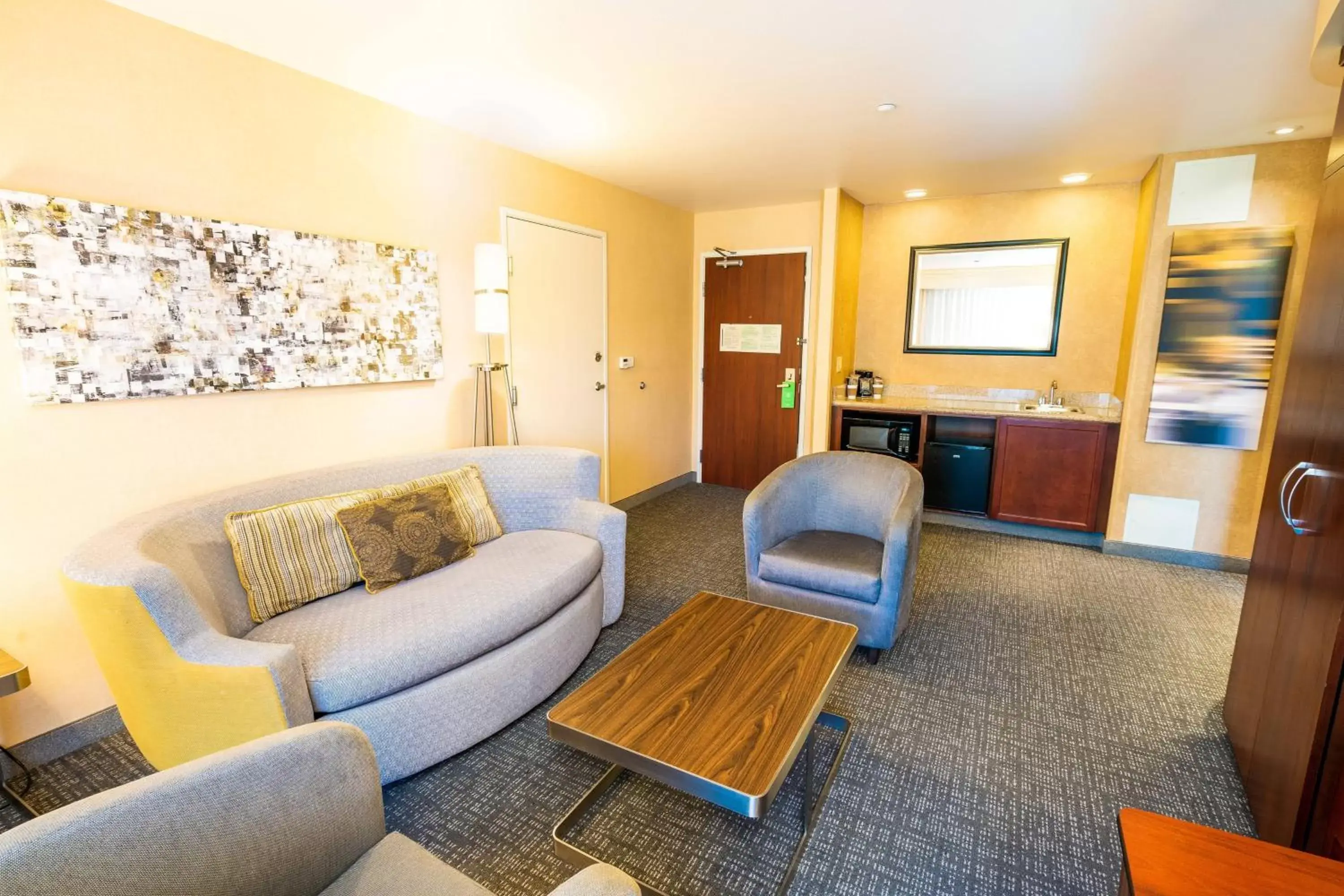 Living room, Seating Area in Courtyard by Marriott Kingston