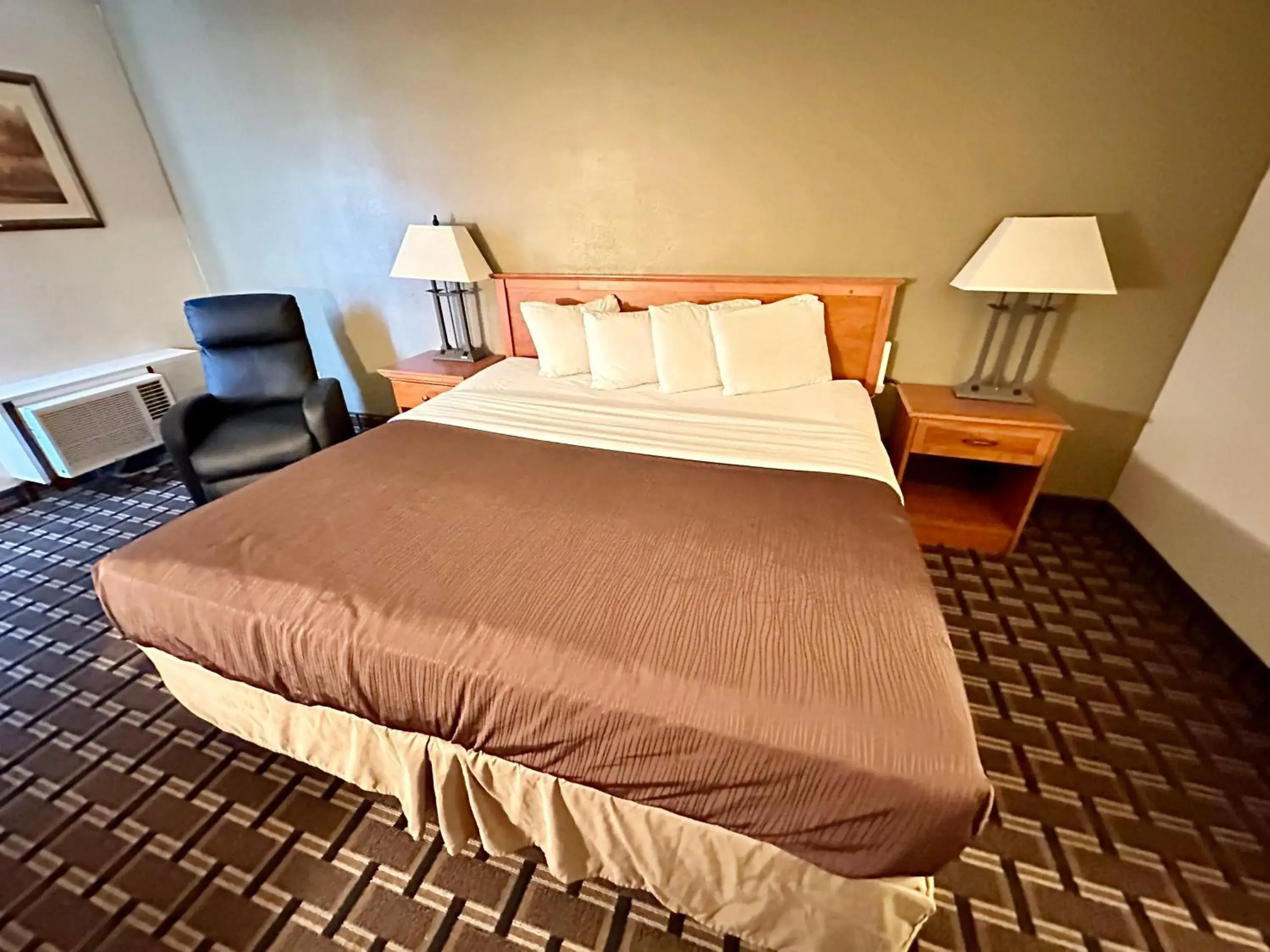 Bedroom, Bed in FairBridge Inn & Suites - Lewiston