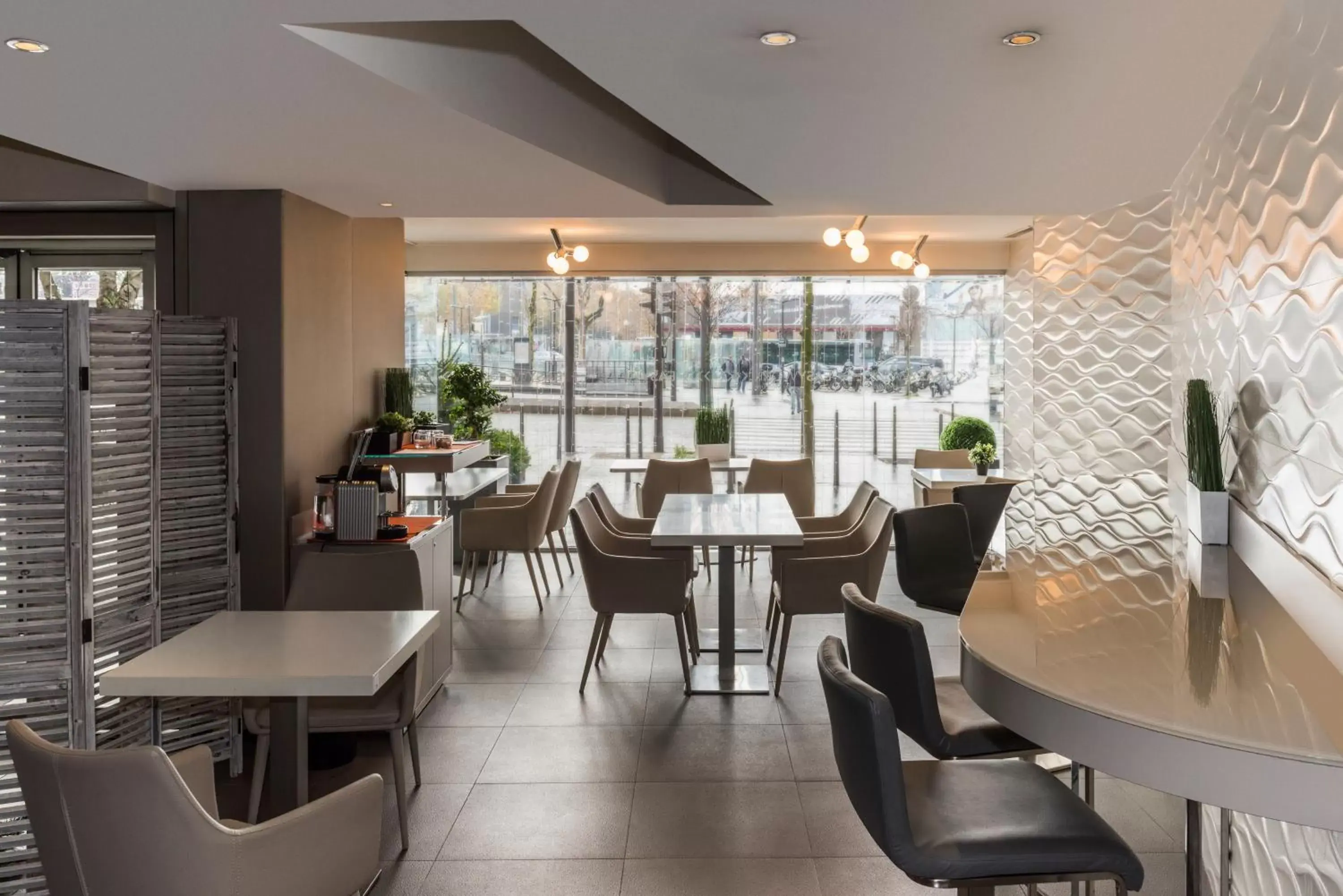 Communal lounge/ TV room, Restaurant/Places to Eat in Mercure Paris Vaugirard Porte De Versailles