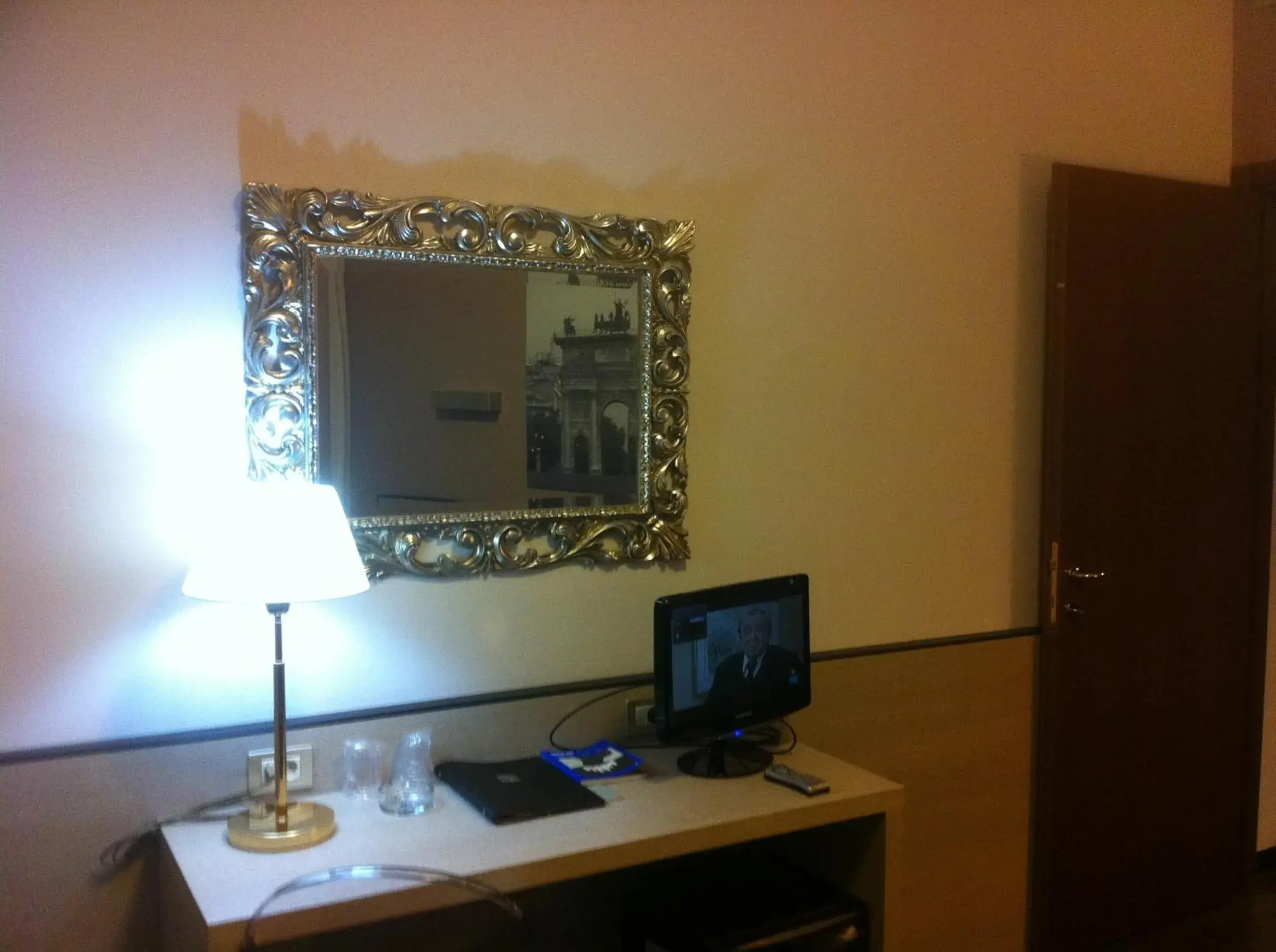 TV and multimedia, TV/Entertainment Center in Hotel Mennini