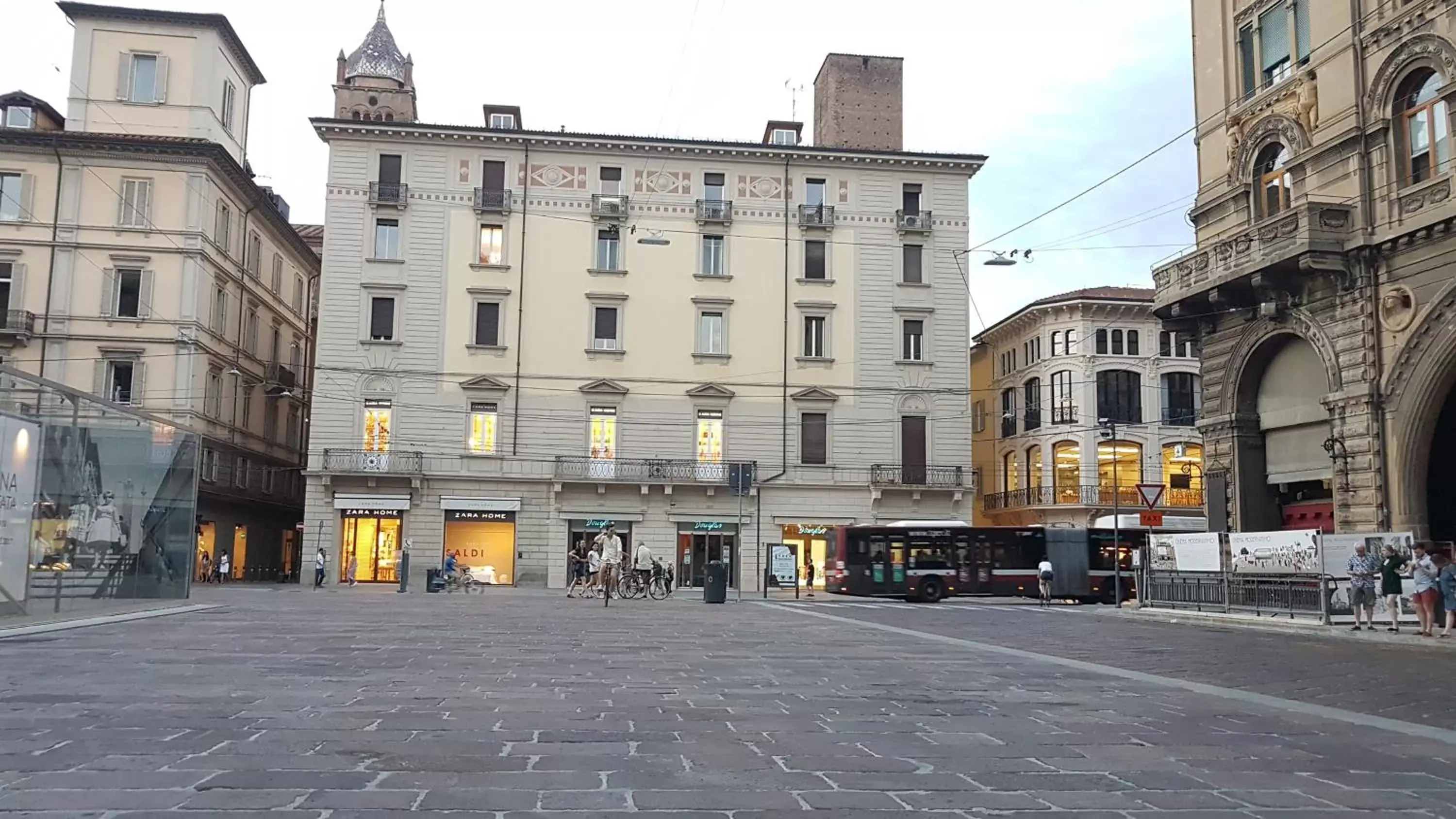 Property building in Gran Suite Piazza Maggiore - T&T communications