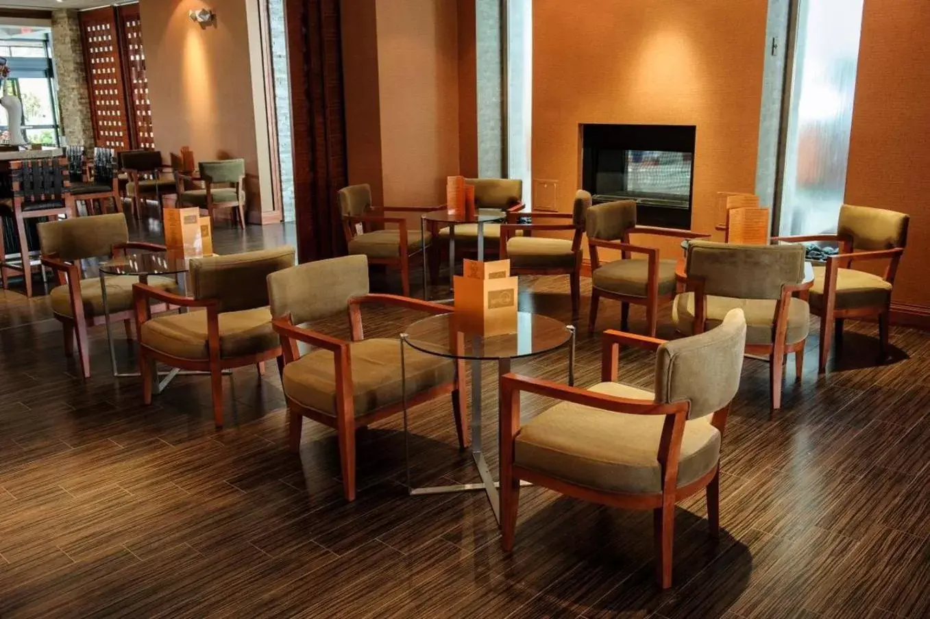 Lounge or bar, Lounge/Bar in Holiday Inn Plainview-Long Island, an IHG Hotel