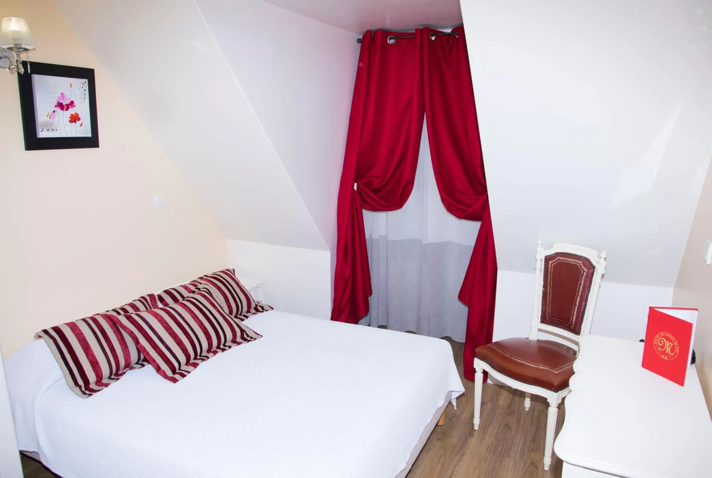 Bedroom, Bed in Hôtel du Mont Blanc