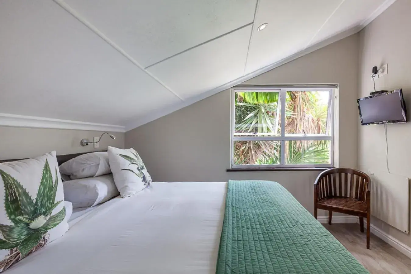 Bedroom, Bed in Blue Bay Lodge