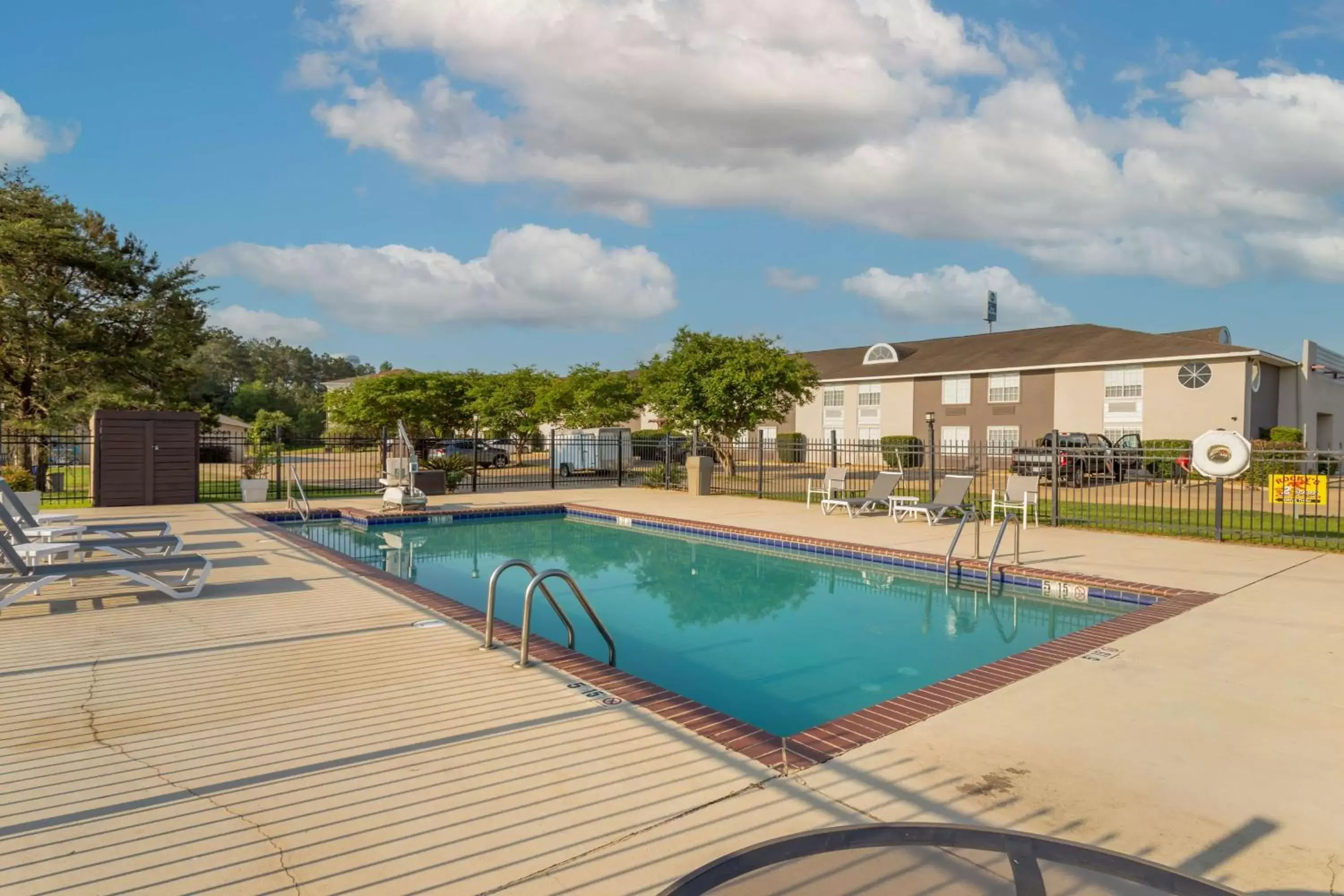 Pool view, Swimming Pool in Best Western Natchitoches Inn