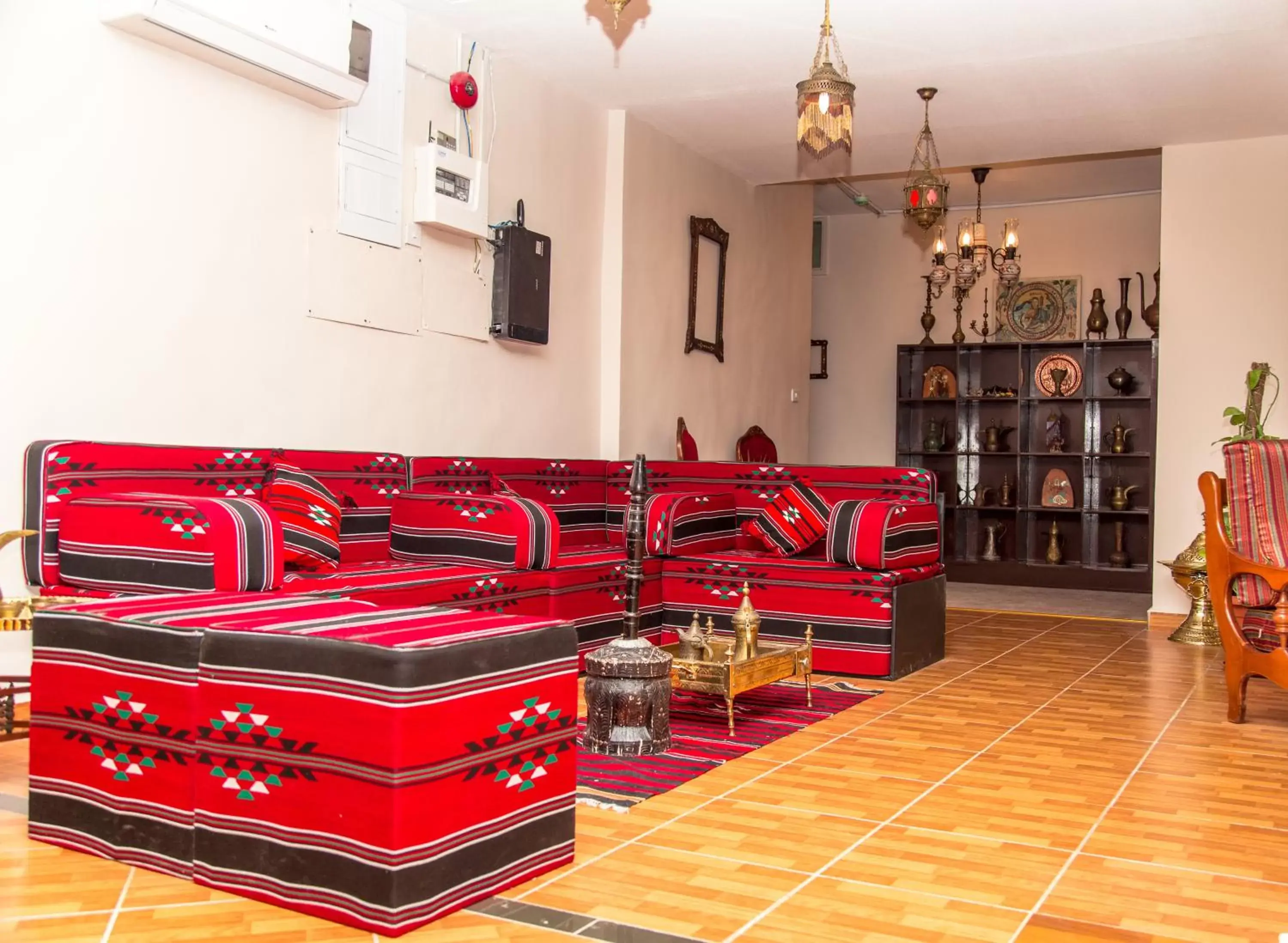 Communal lounge/ TV room, Seating Area in Antika Amman Hotel