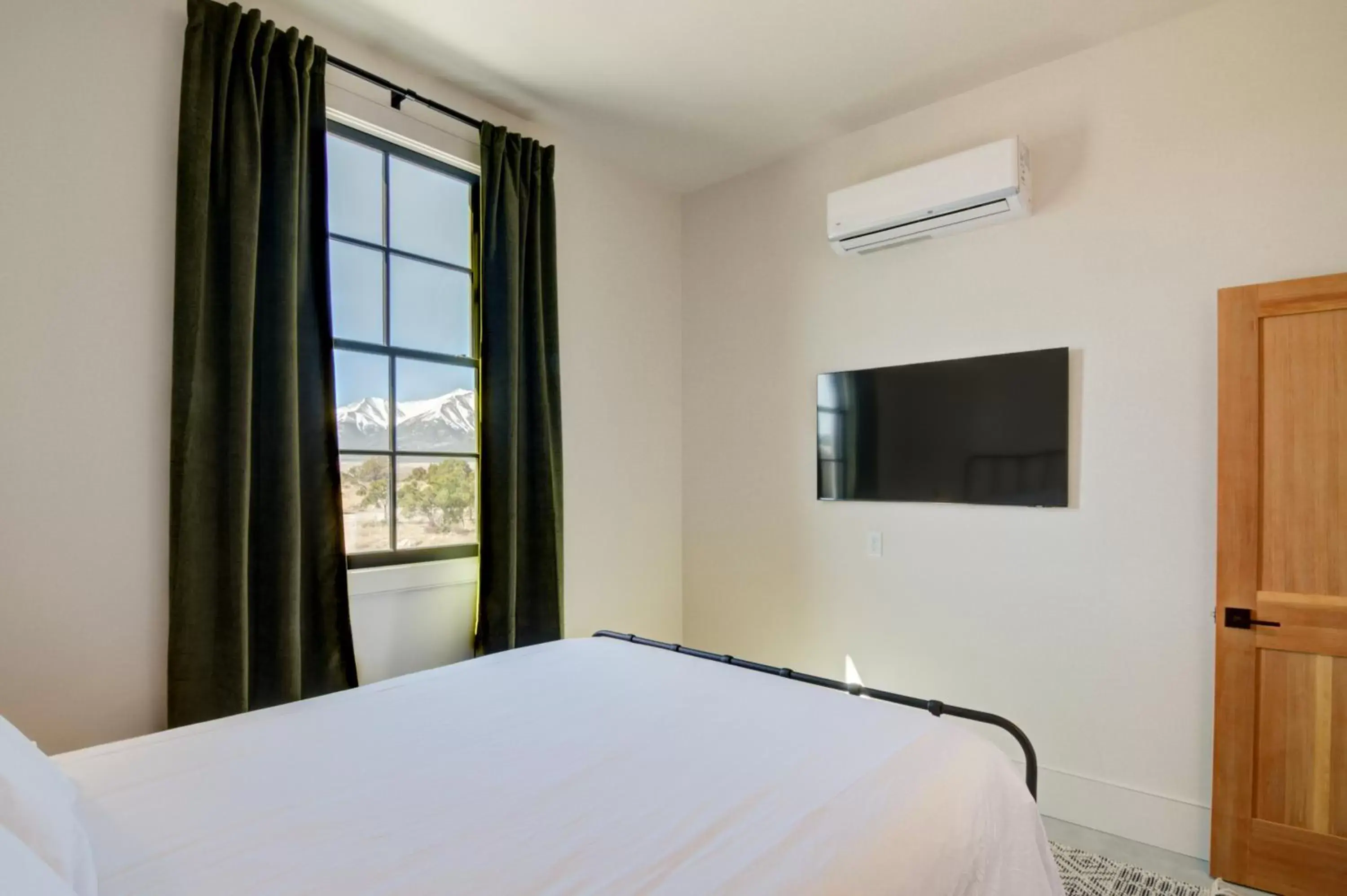 Bedroom, Bed in South Main Residences by Surf Hotel