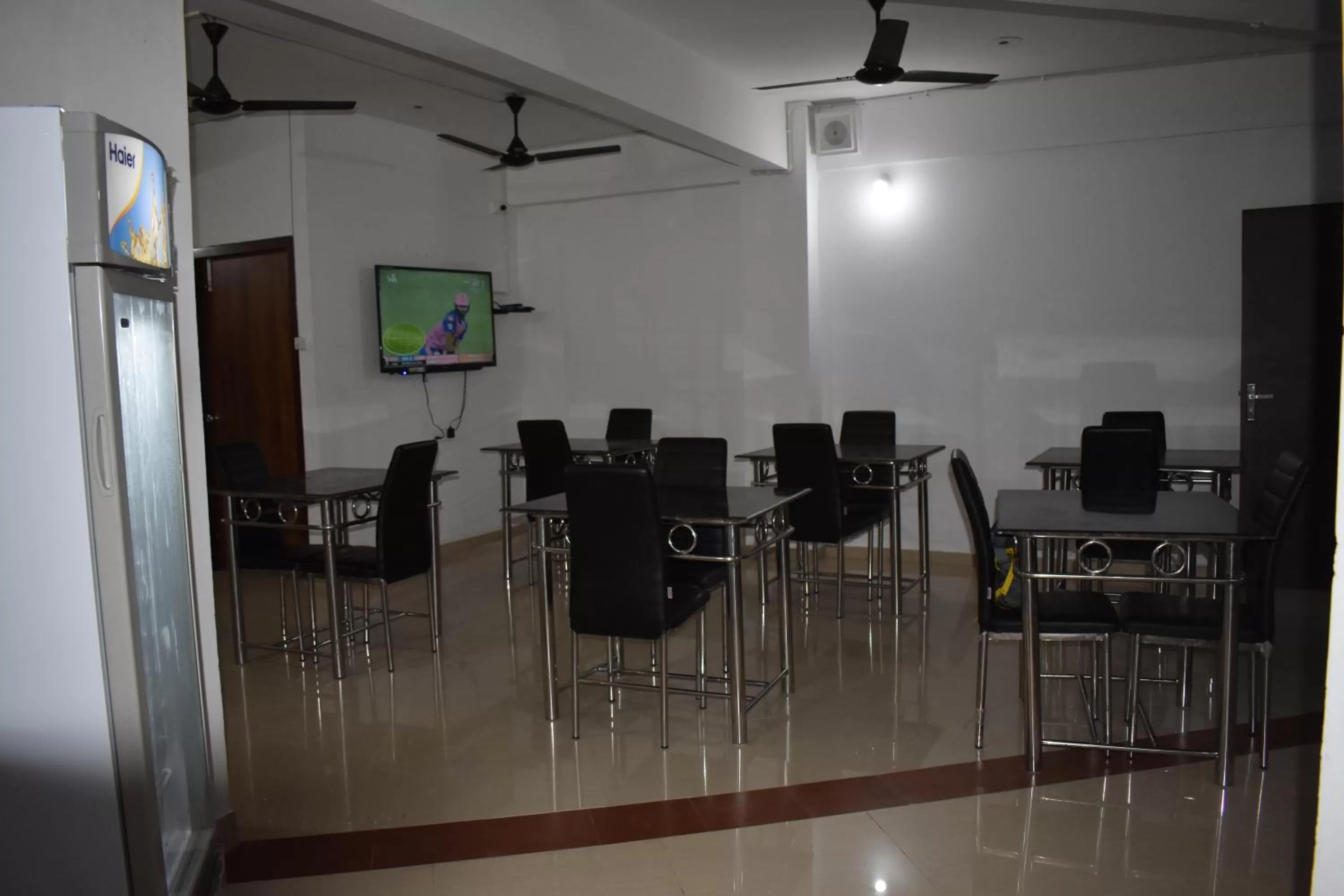 Restaurant/places to eat in HOTEL PURI GREENS