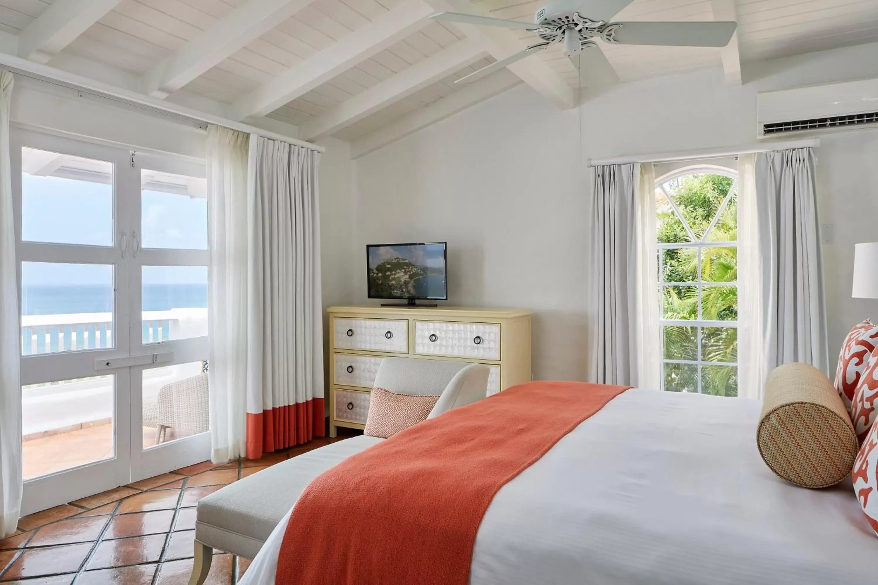 Bed in Windjammer Landing Villa Beach Resort