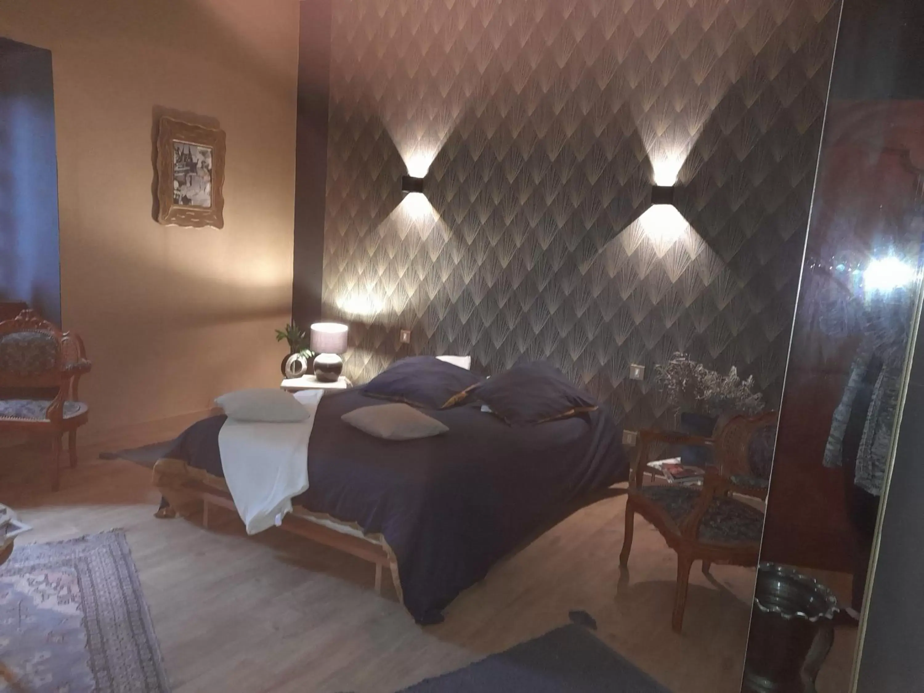 Photo of the whole room, Bed in chambre du jura