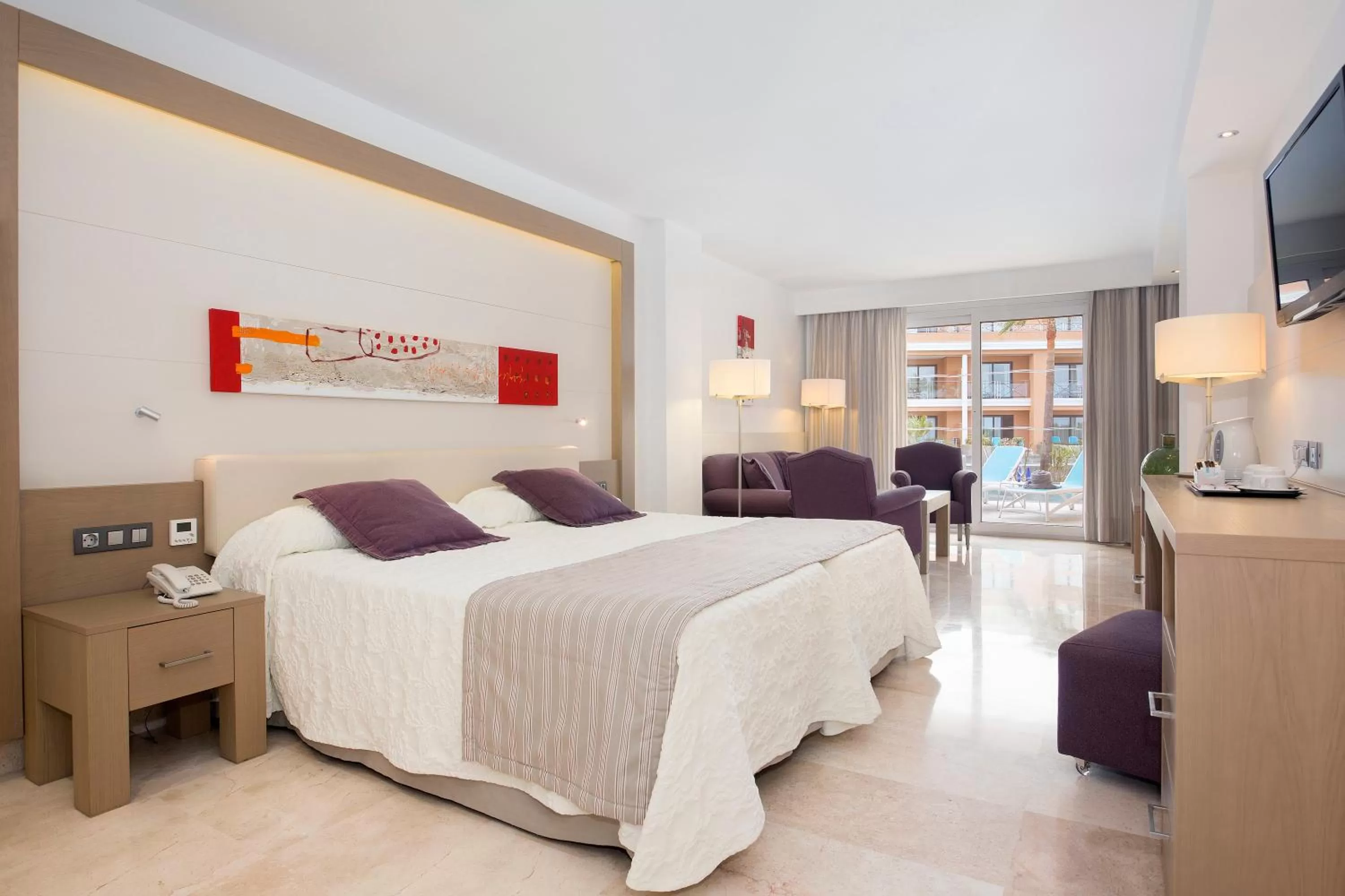 Property building, Bed in Hipotels Playa La Barrosa - Adults Only