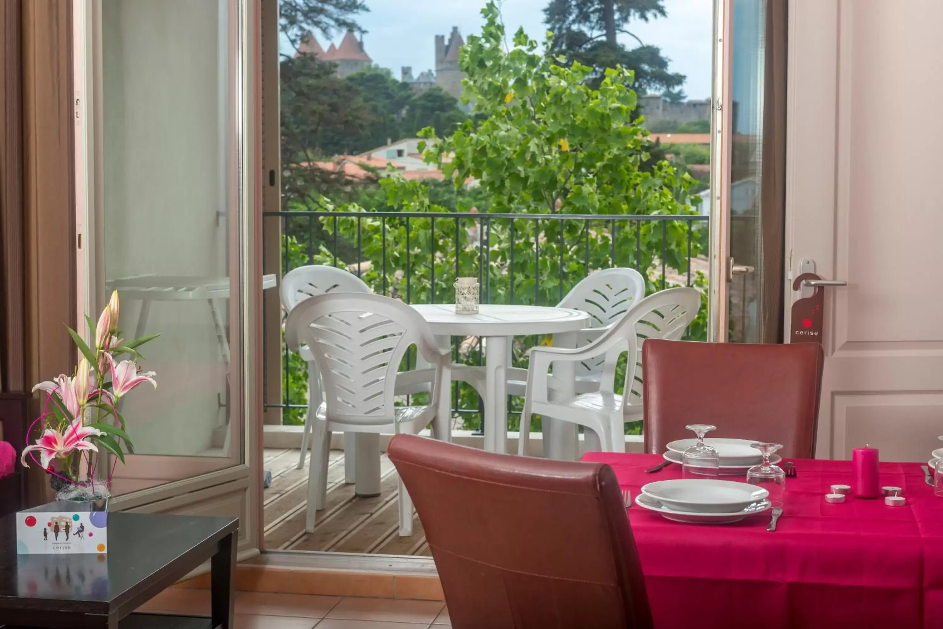 Balcony/Terrace, Restaurant/Places to Eat in Cerise Carcassonne Sud