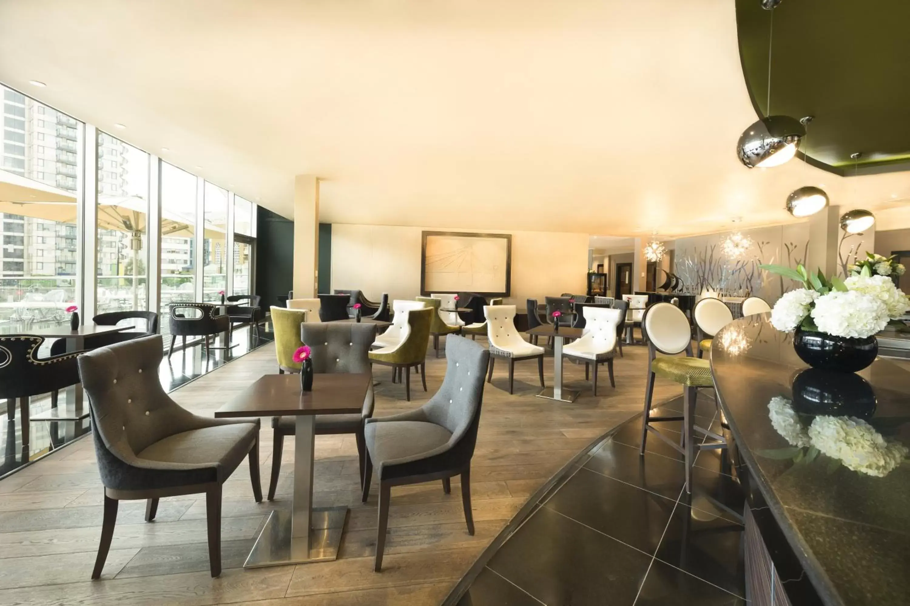 Lounge or bar, Restaurant/Places to Eat in The Chelsea Harbour Hotel and Spa