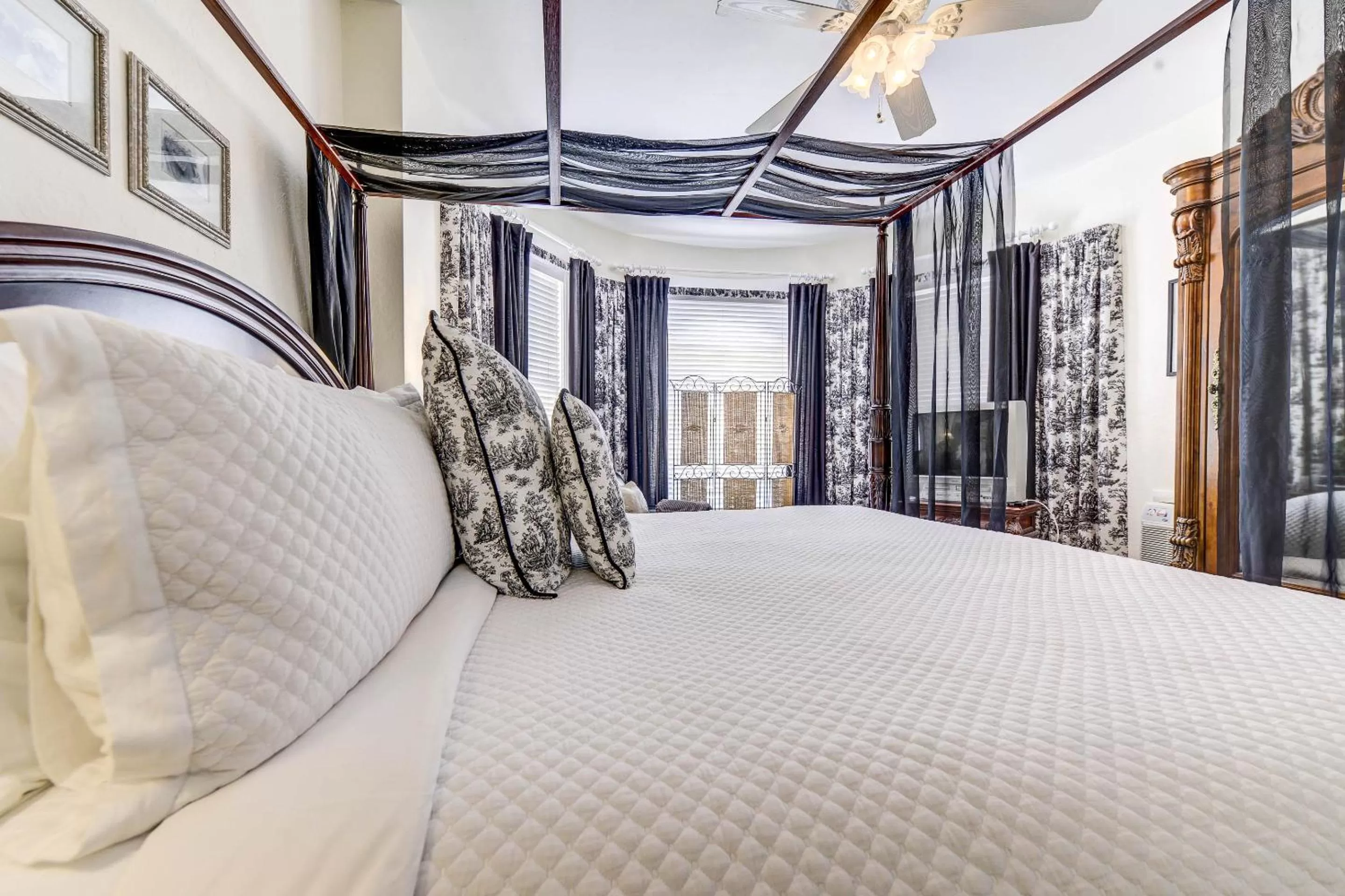 Property building, Bed in The St. Mary's Inn, Bed and Breakfast