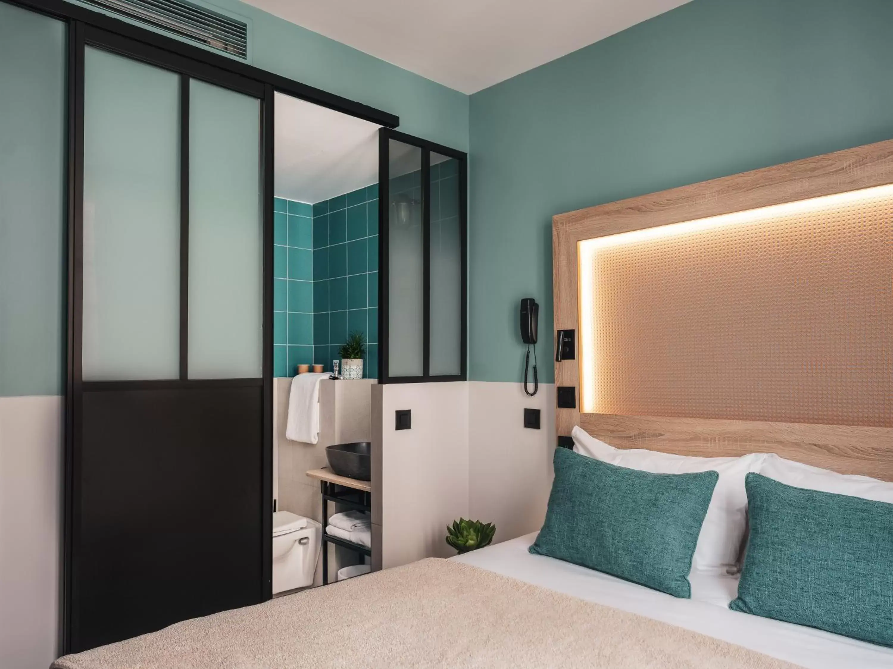 Bedroom, Bed in ibis Styles Paris Montmartre Nord