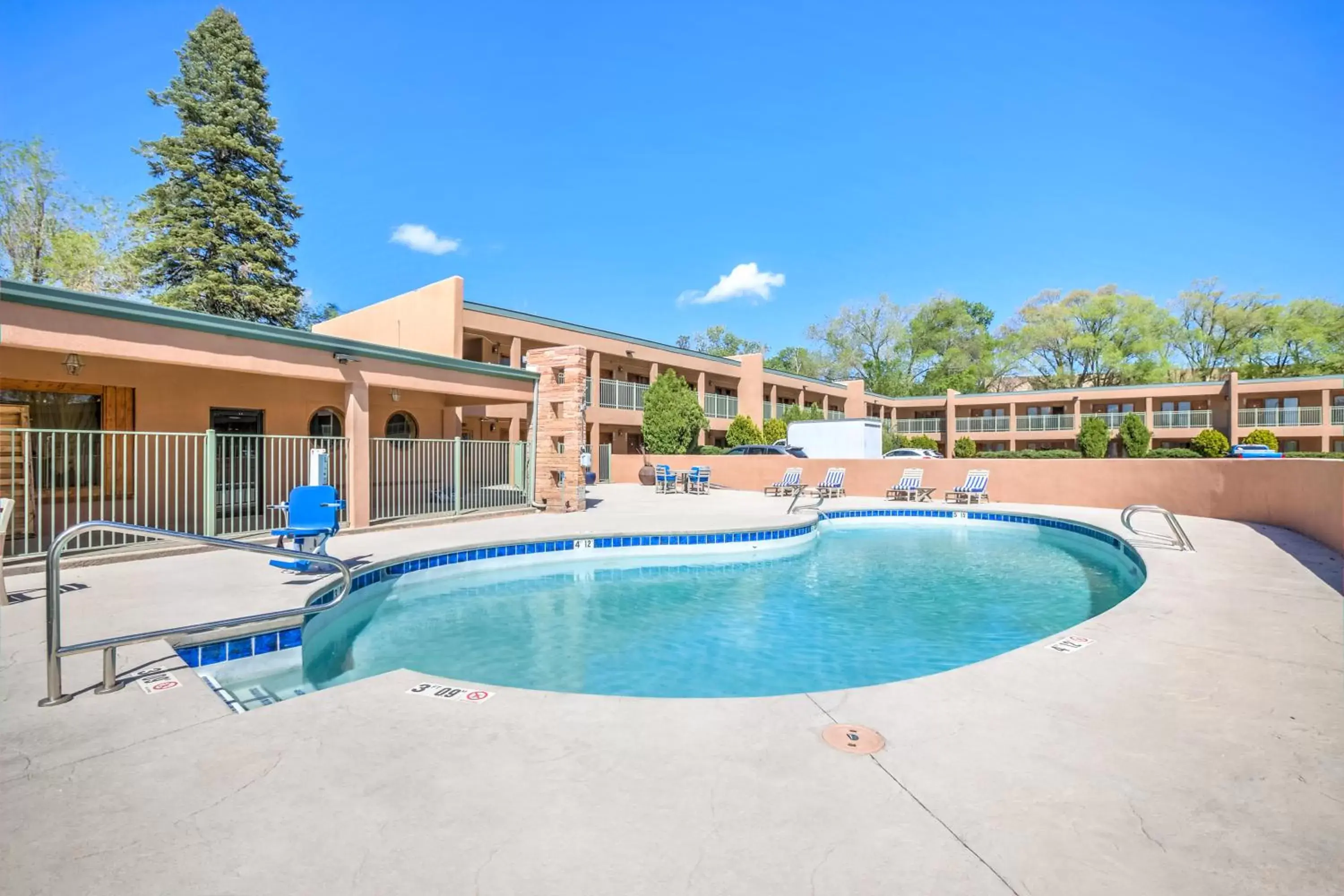 Swimming Pool in El Sendero Inn, Ascend Hotel Collection