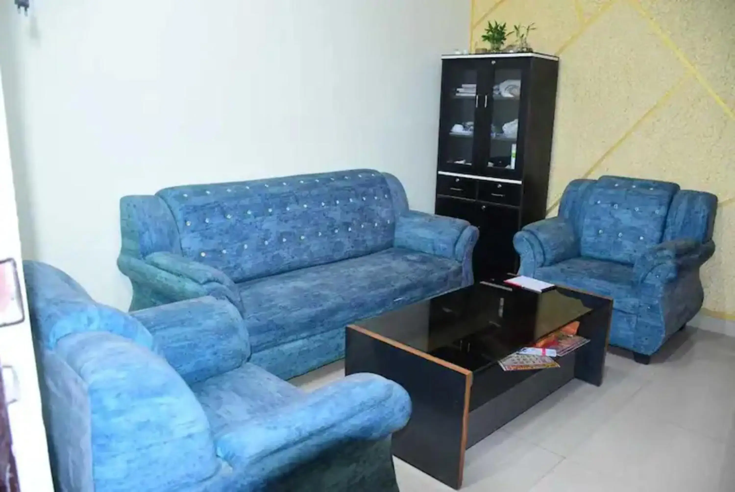 Communal lounge/ TV room, Seating Area in Goroomgo Nath Palace Varanasi