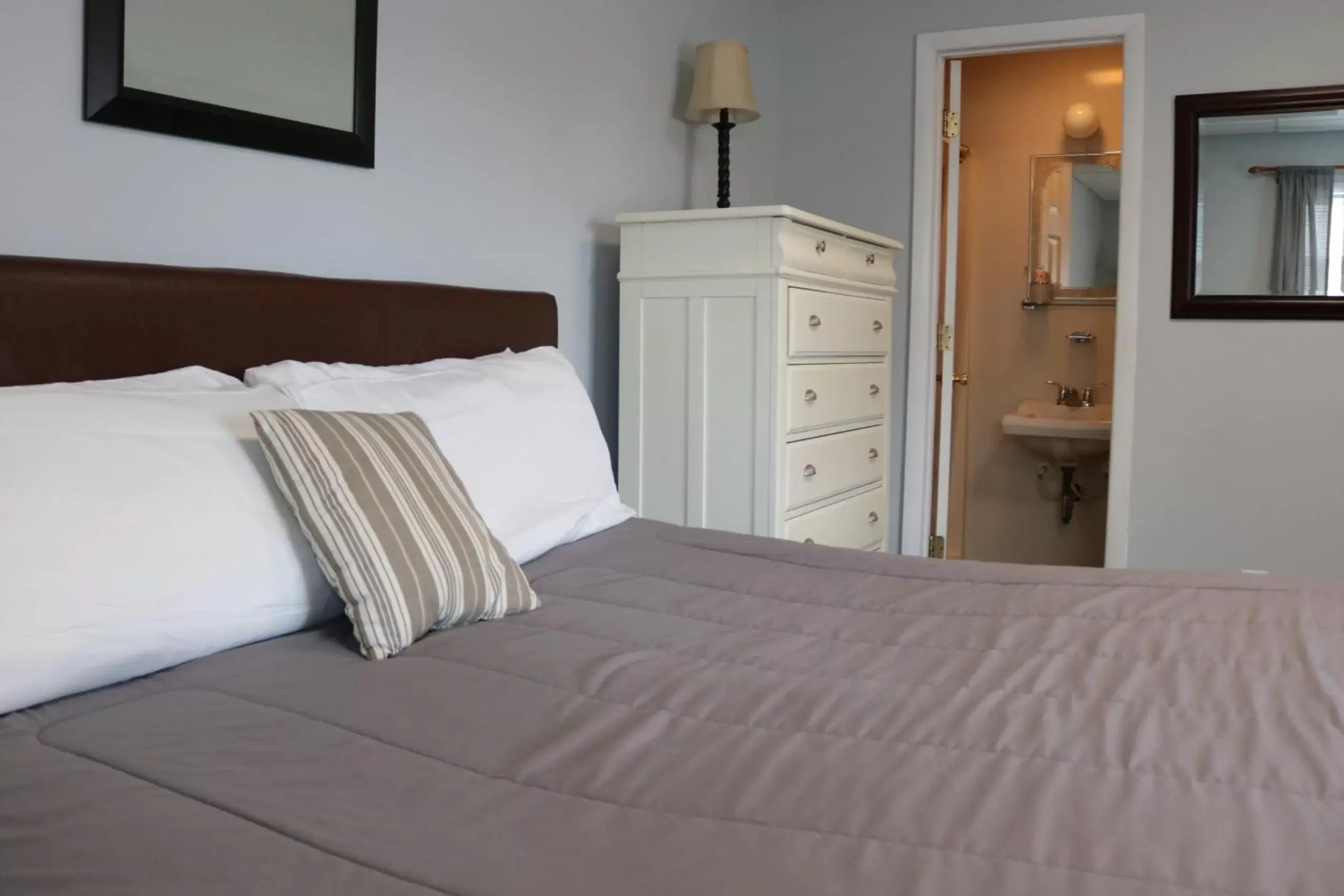 Bedroom, Bed in HICKORY SHADES MOTEL