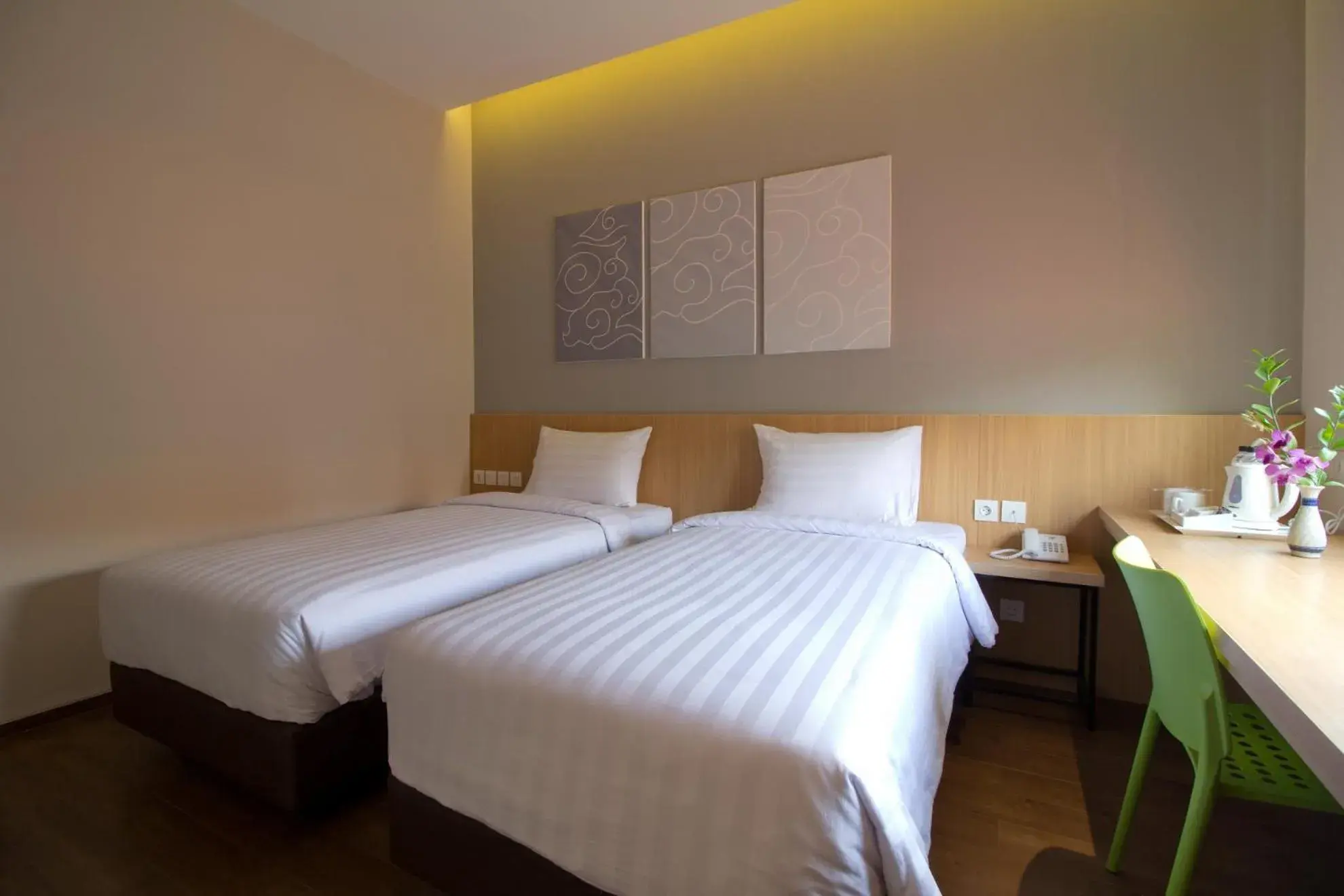 Photo of the whole room, Bed in Vinotel Cirebon