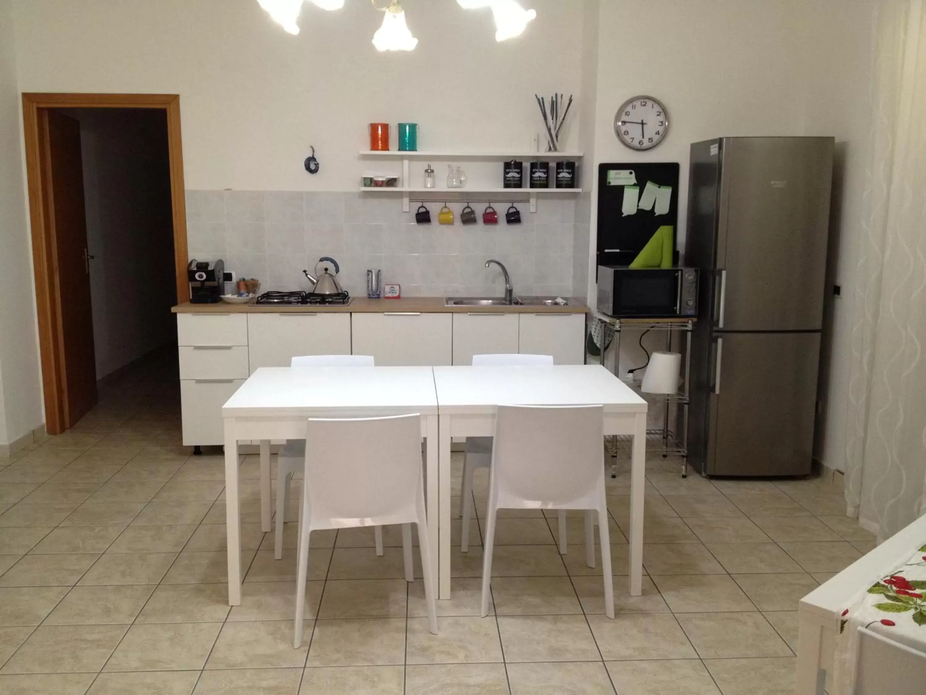 Communal kitchen, Dining Area in Akron B&B