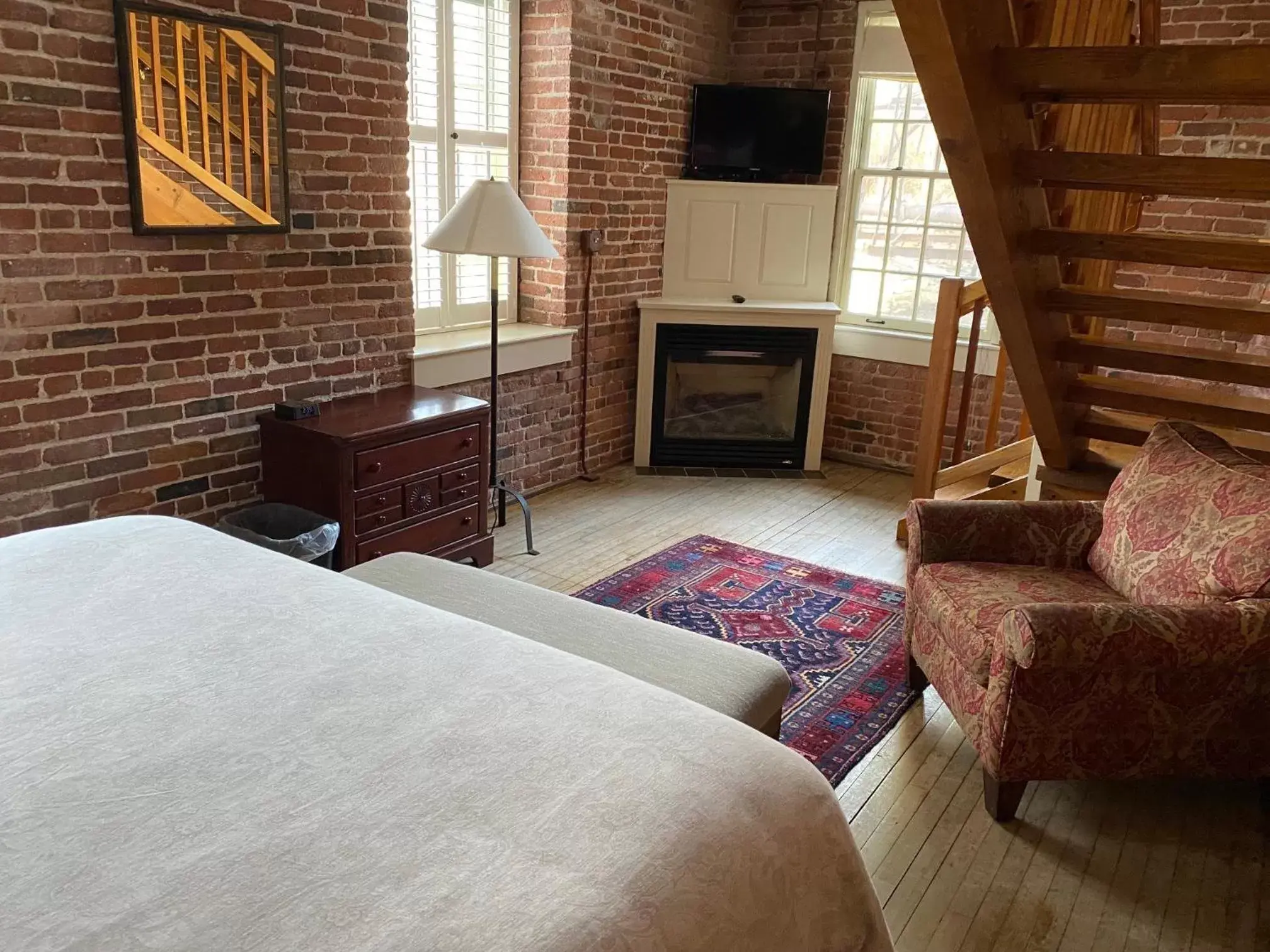 Bed, Seating Area in The Common Man Inn & Restaurant