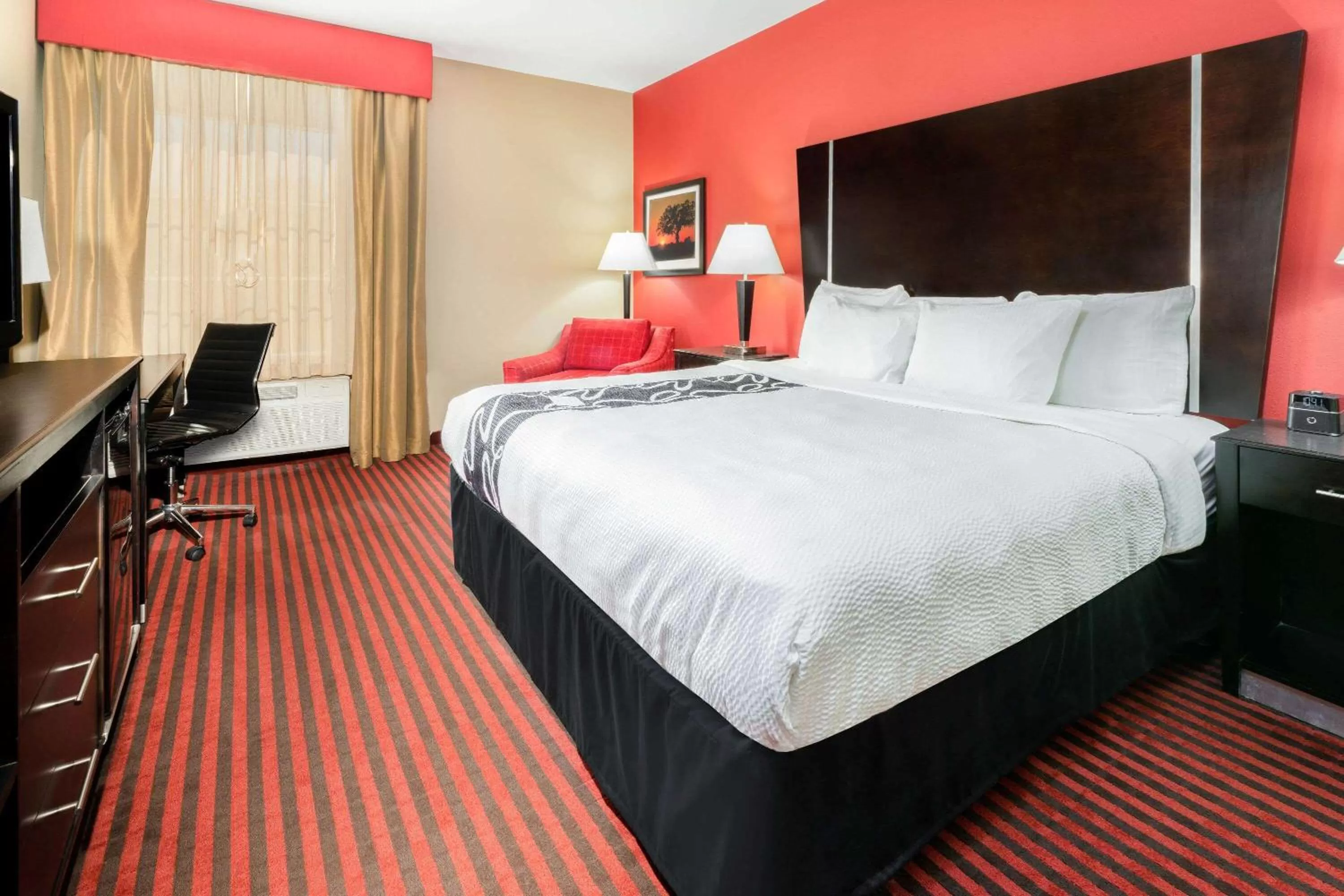 Photo of the whole room, Bed in La Quinta by Wyndham Boutte