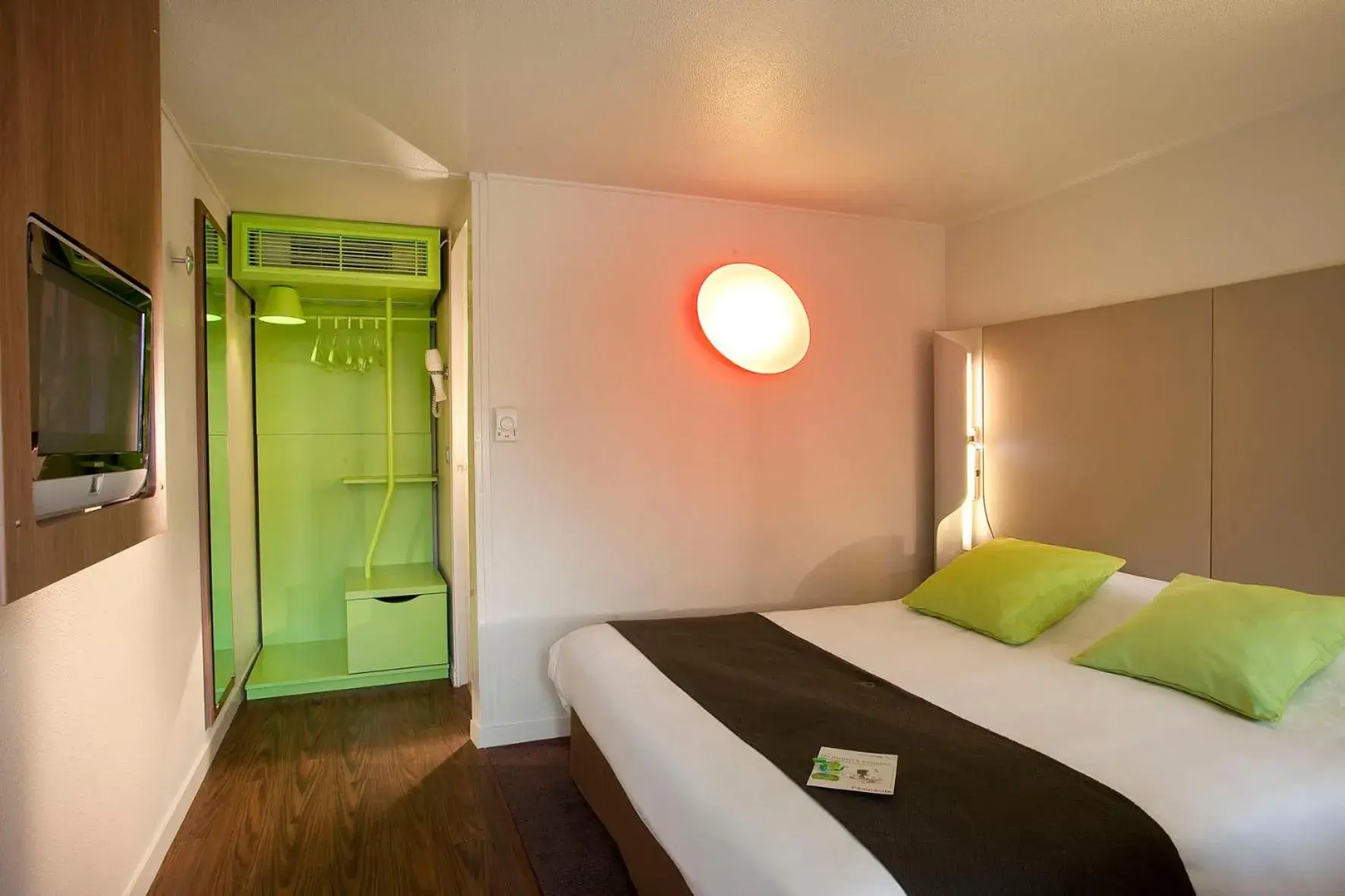 Photo of the whole room, Bed in Campanile Saint-Germain-En-Laye
