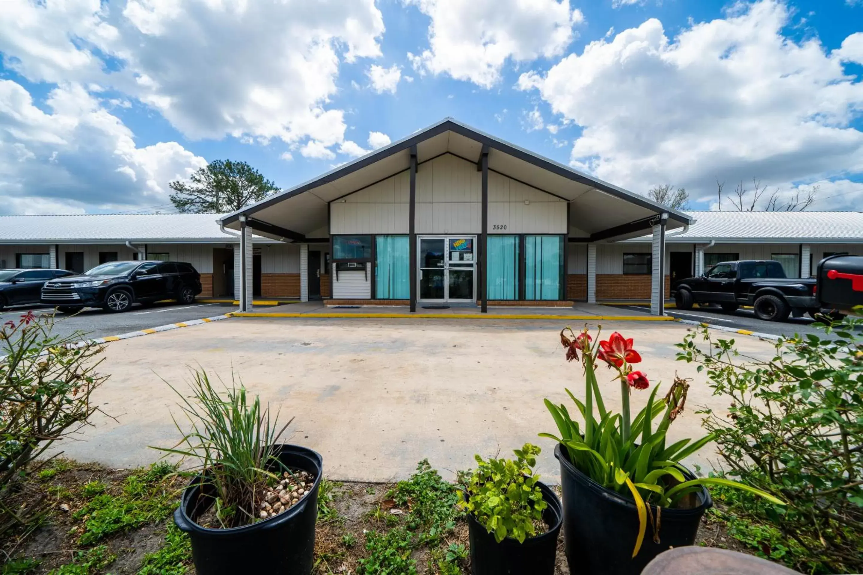 Facade/entrance, Property Building in OYO Hotel Ocala, FL I-75