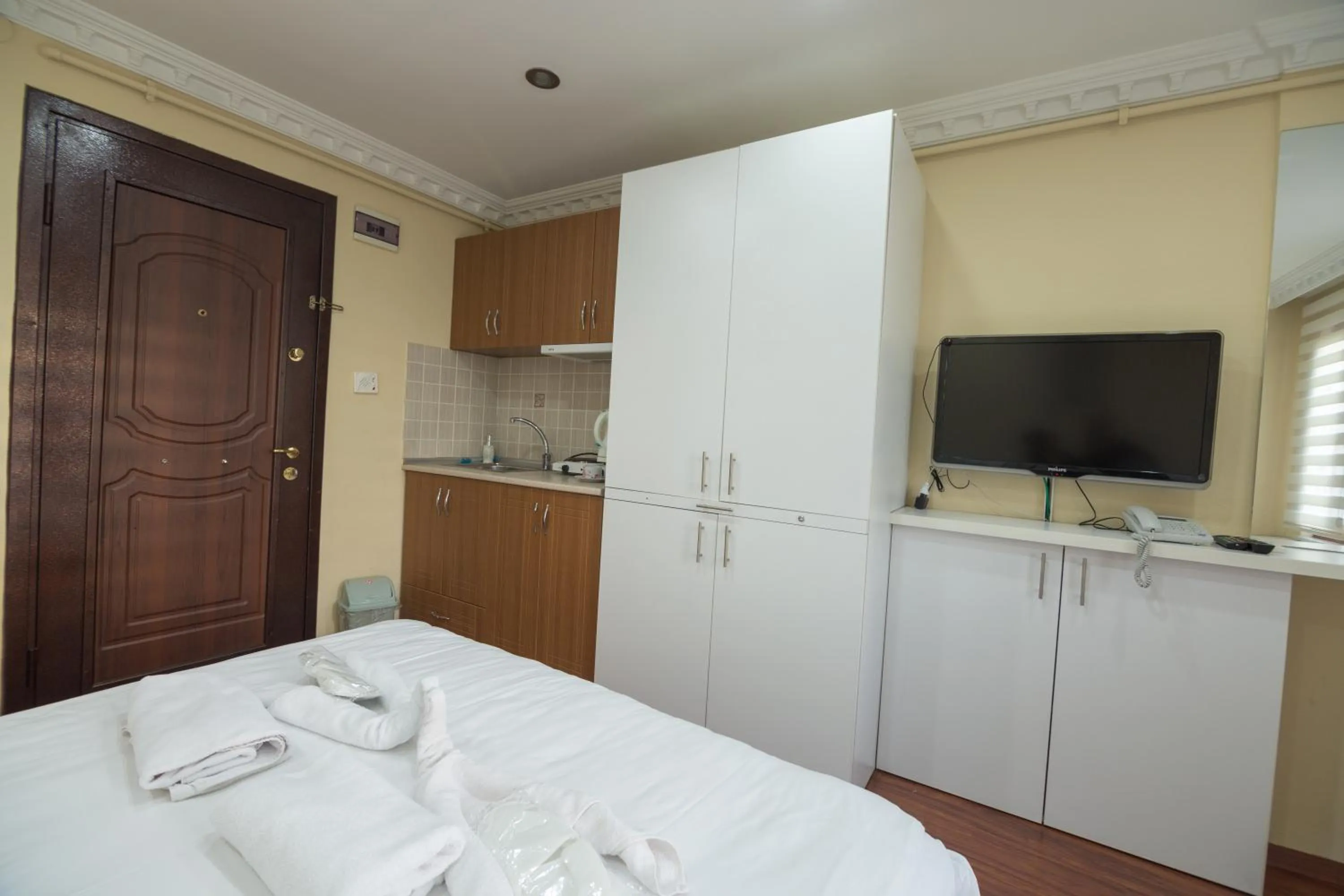 Photo of the whole room, Bed in Element Suites