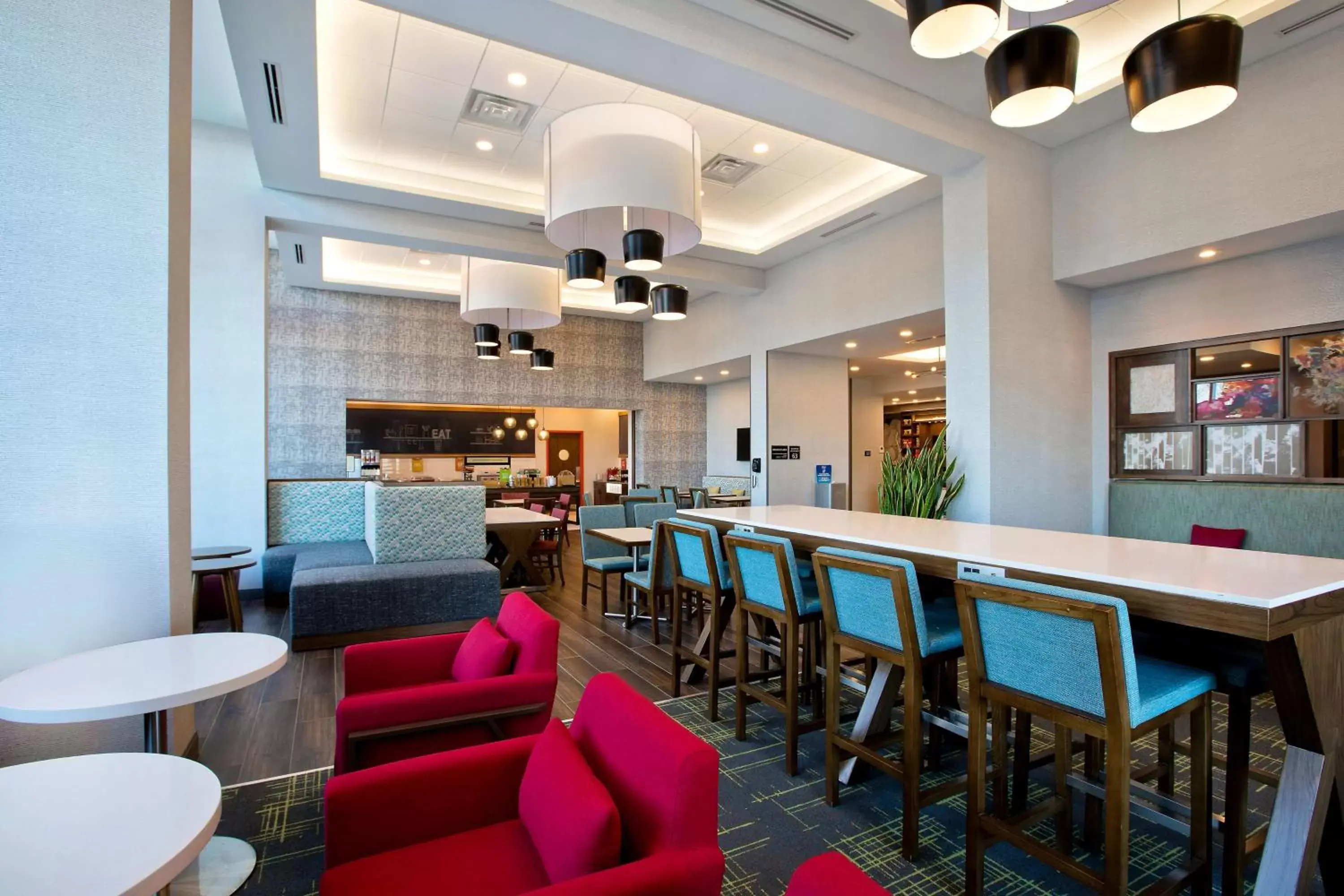 Breakfast, Lounge/Bar in Hampton Inn & Suites Ottawa West, Ontario, Canada