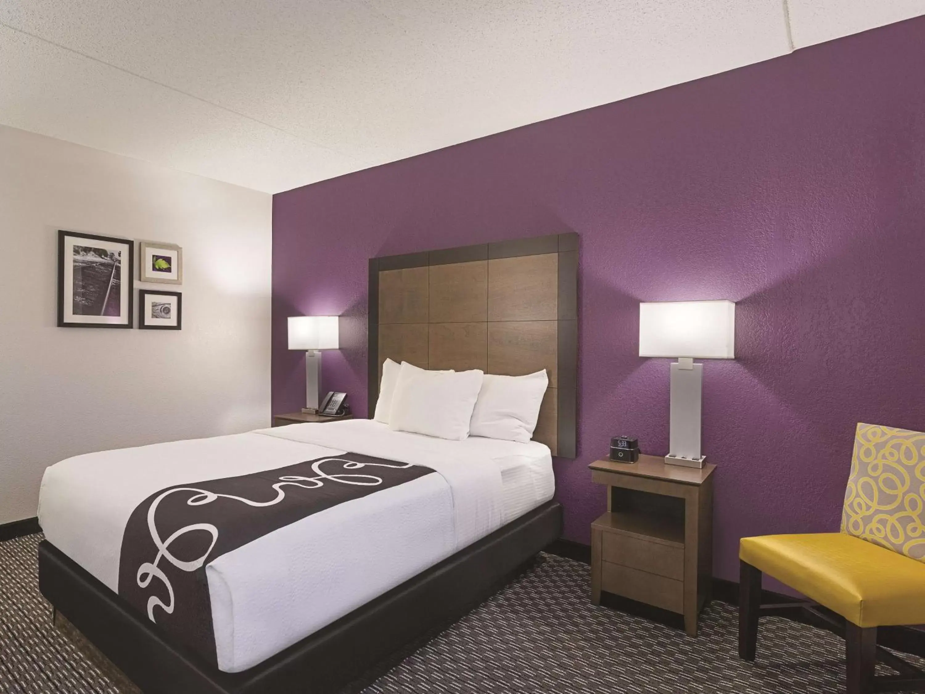Photo of the whole room, Bed in La Quinta by Wyndham Baltimore BWI Airport