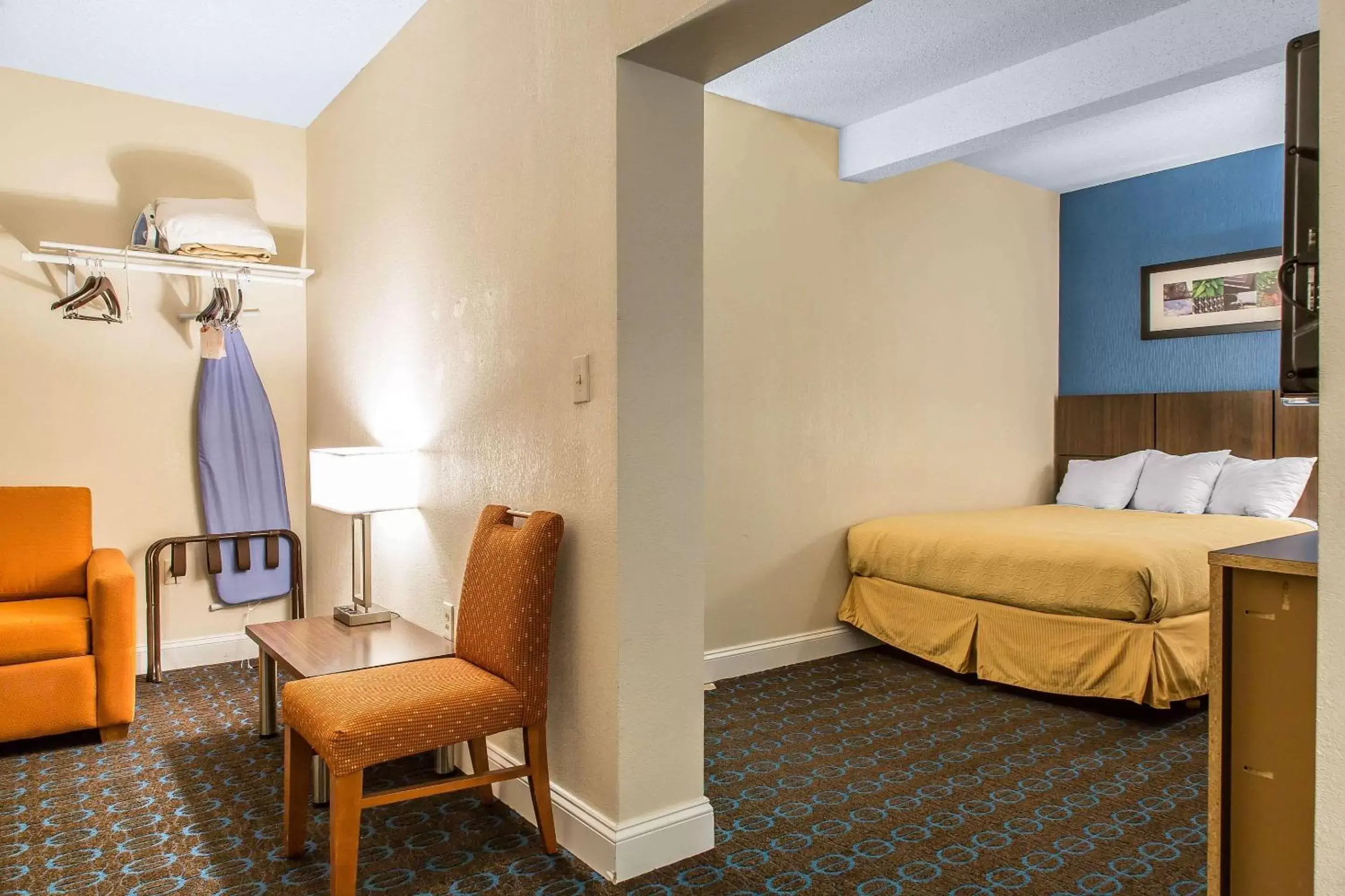 On site, Bed in Quality Inn & Suites Middletown - Newport
