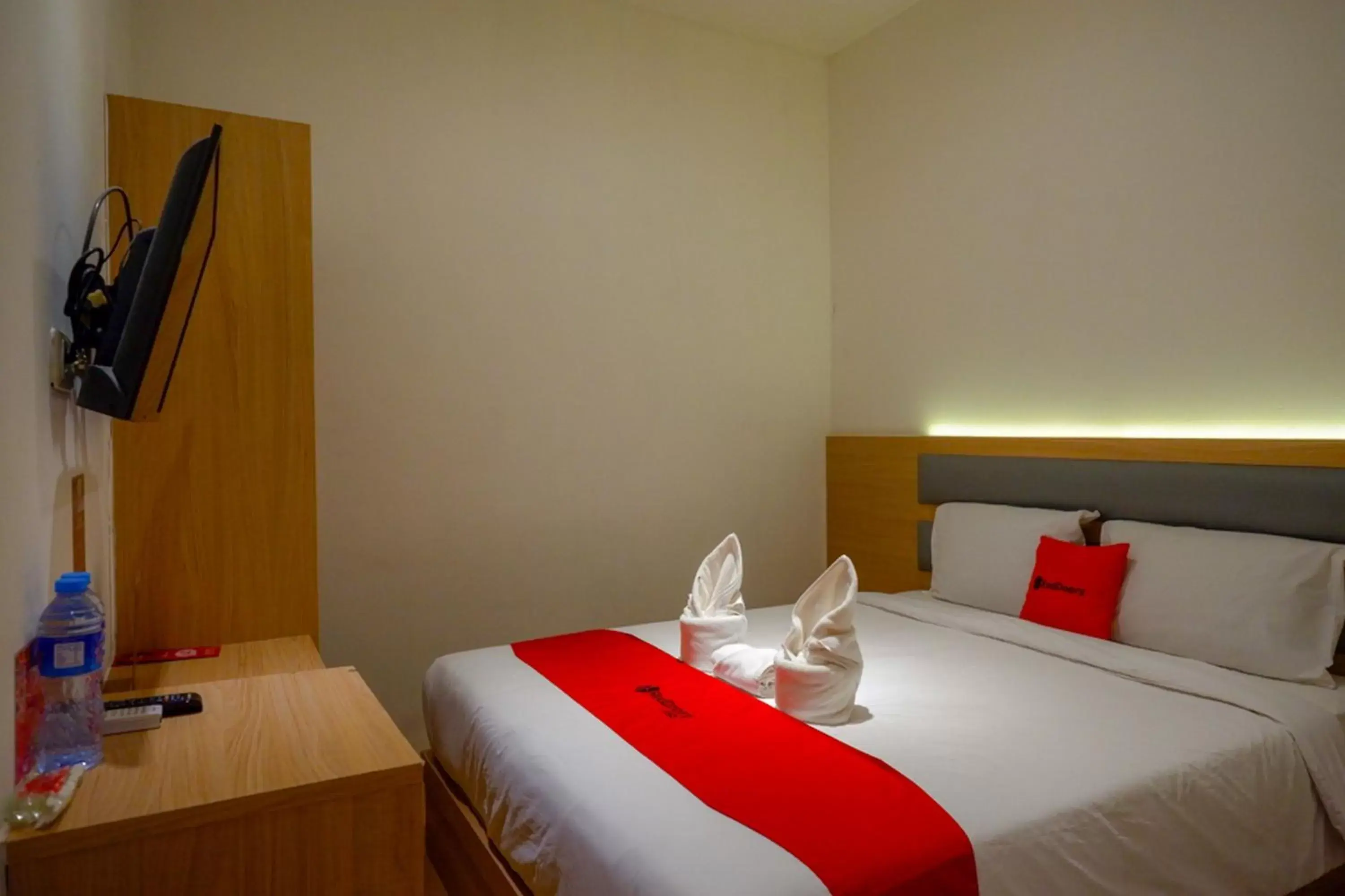 Bedroom, Bed in RedDoorz Plus @ Losari Makassar