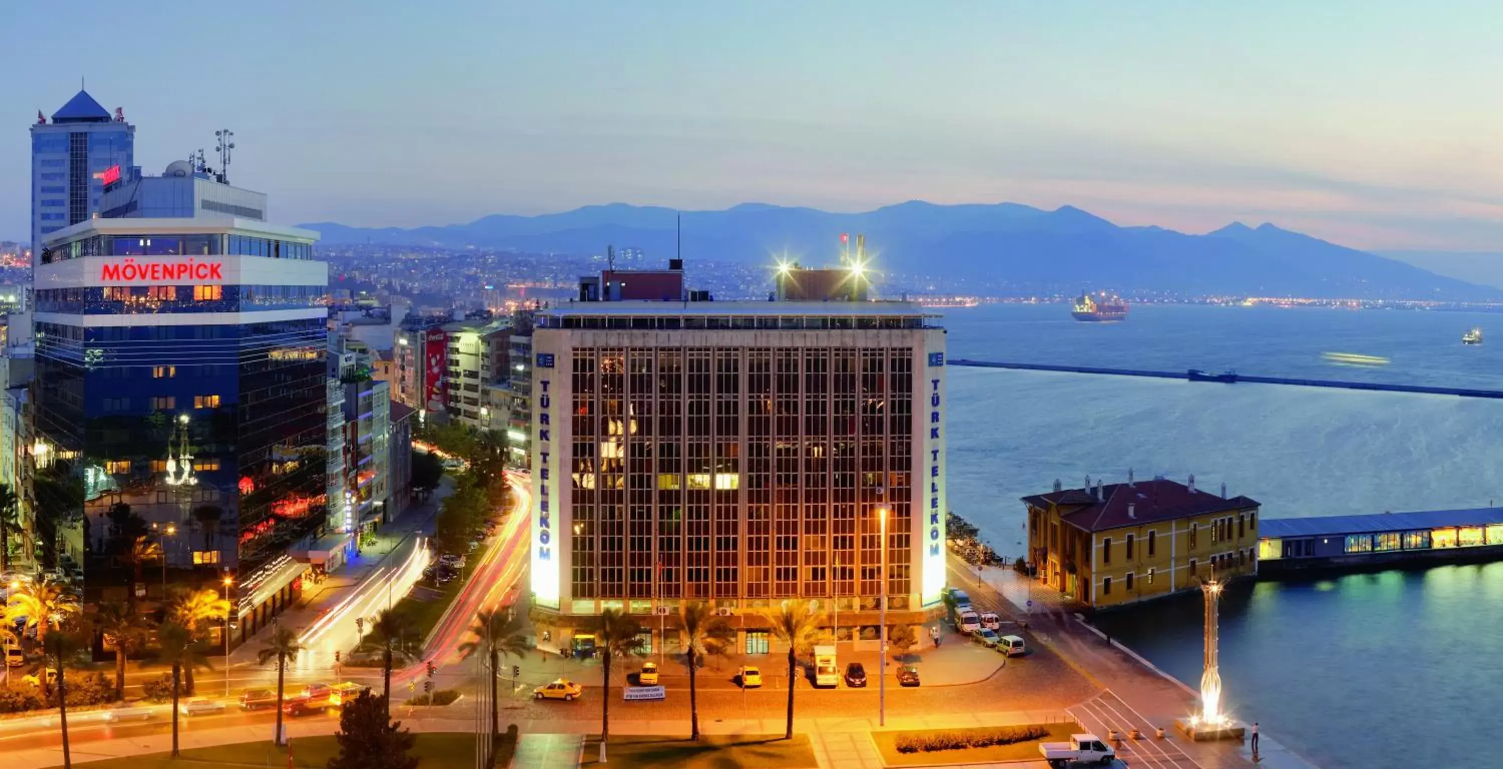 Facade/entrance in Mövenpick Hotel Izmir