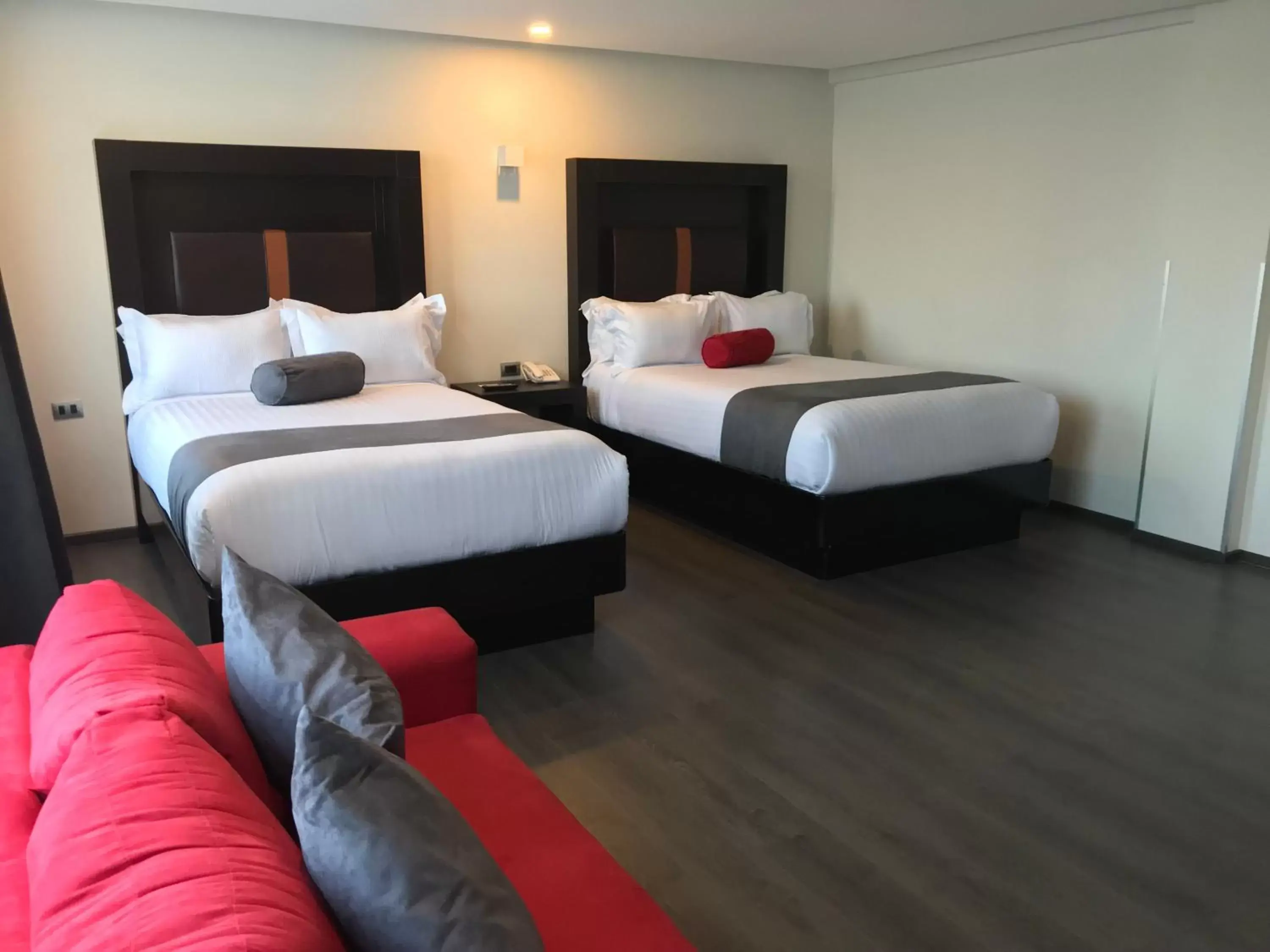 Photo of the whole room, Bed in Best Western Plus Metepec & Suites