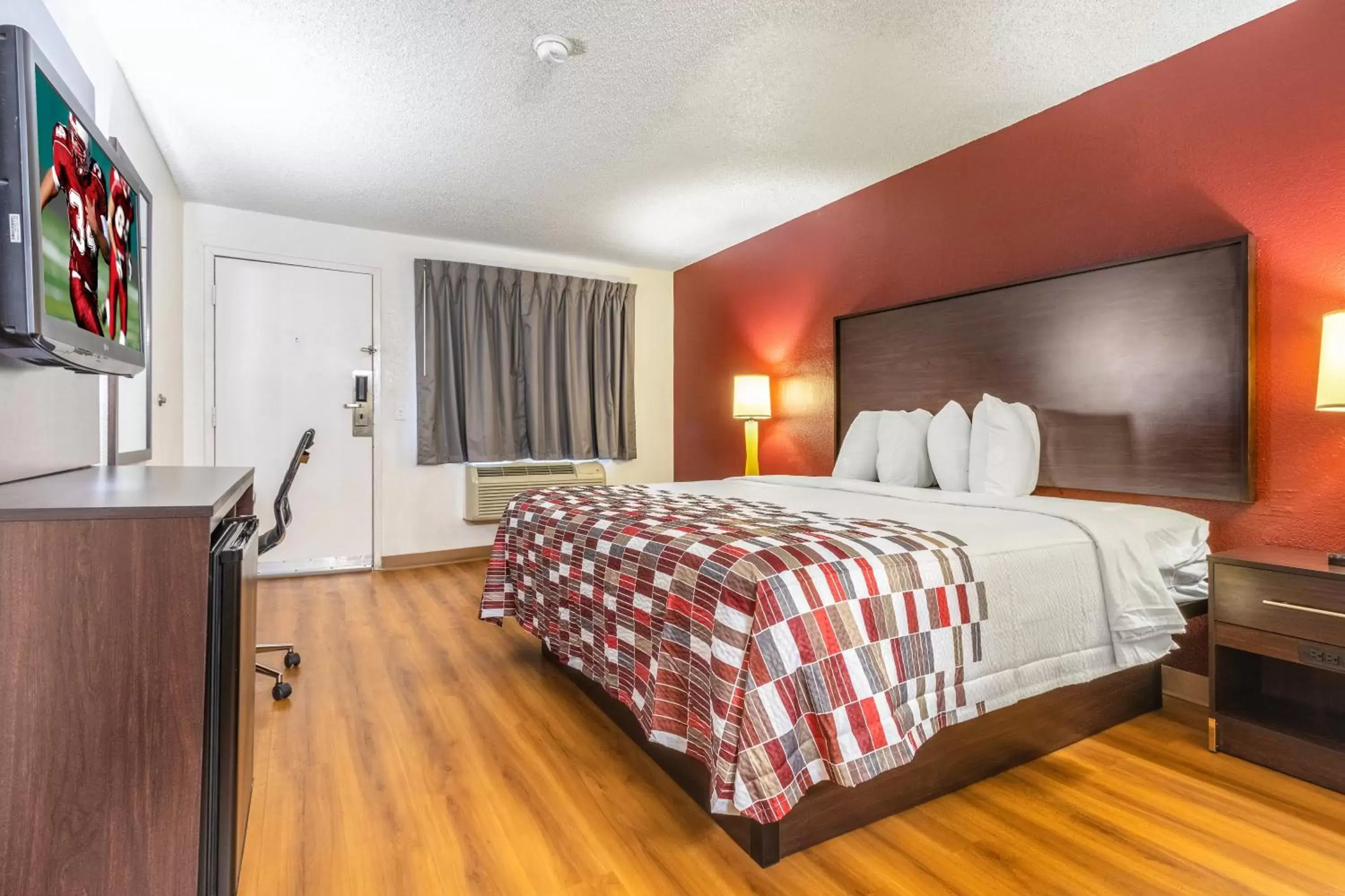 Photo of the whole room, Room Photo in Red Roof Inn Phoenix- Midtown