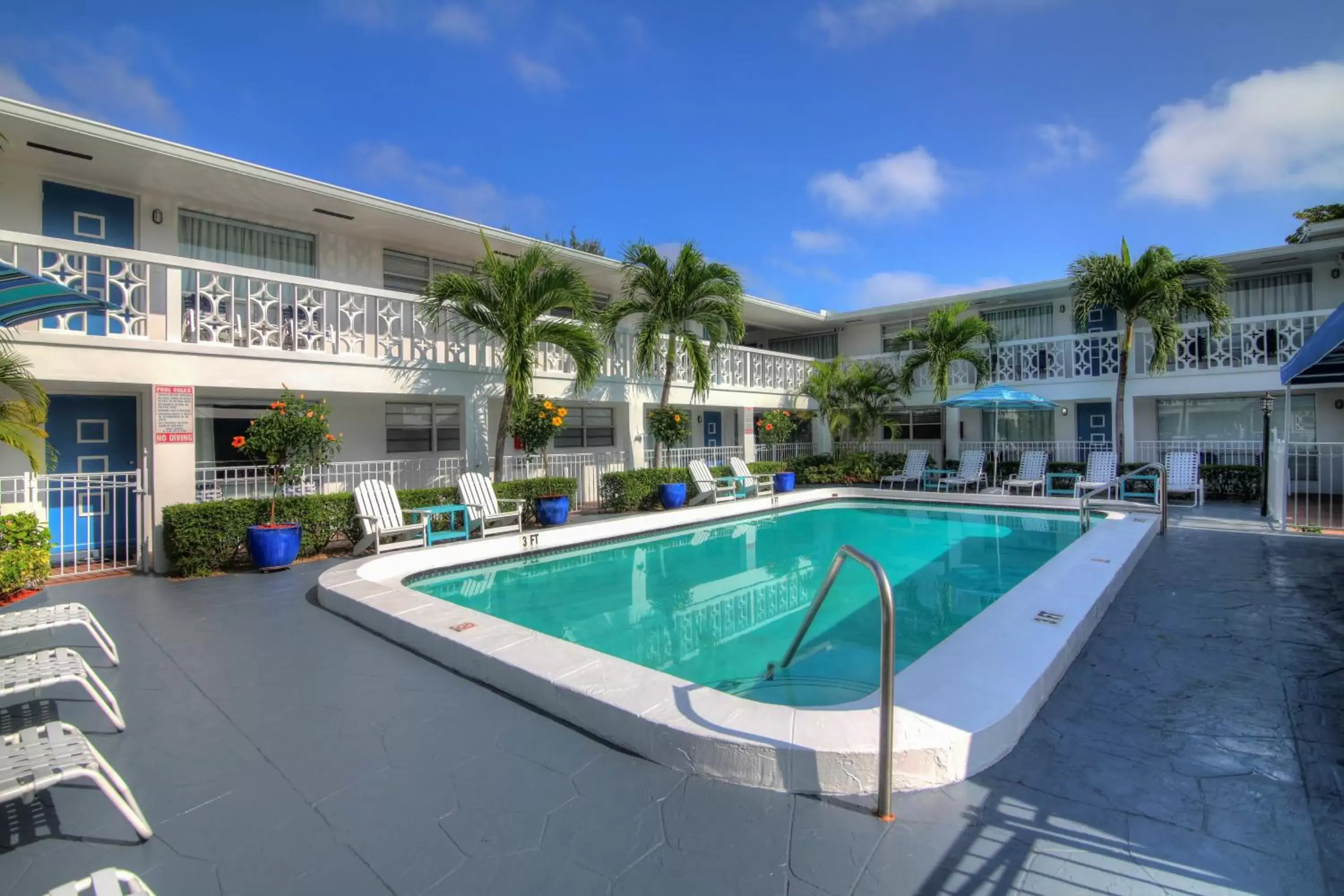 Property building, Swimming Pool in May-Dee Suites in Florida