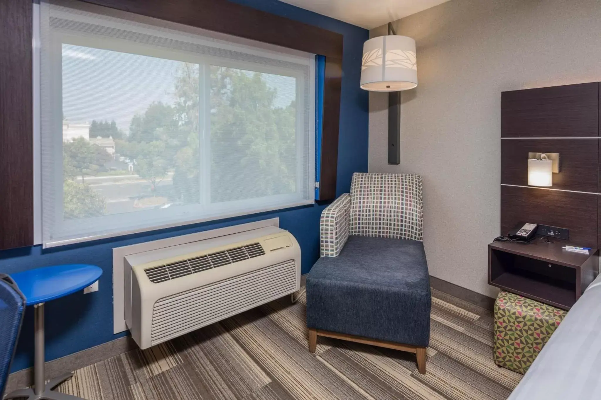 Photo of the whole room, TV/Entertainment Center in Holiday Inn Express - Sunnyvale - Silicon Valley, an IHG Hotel