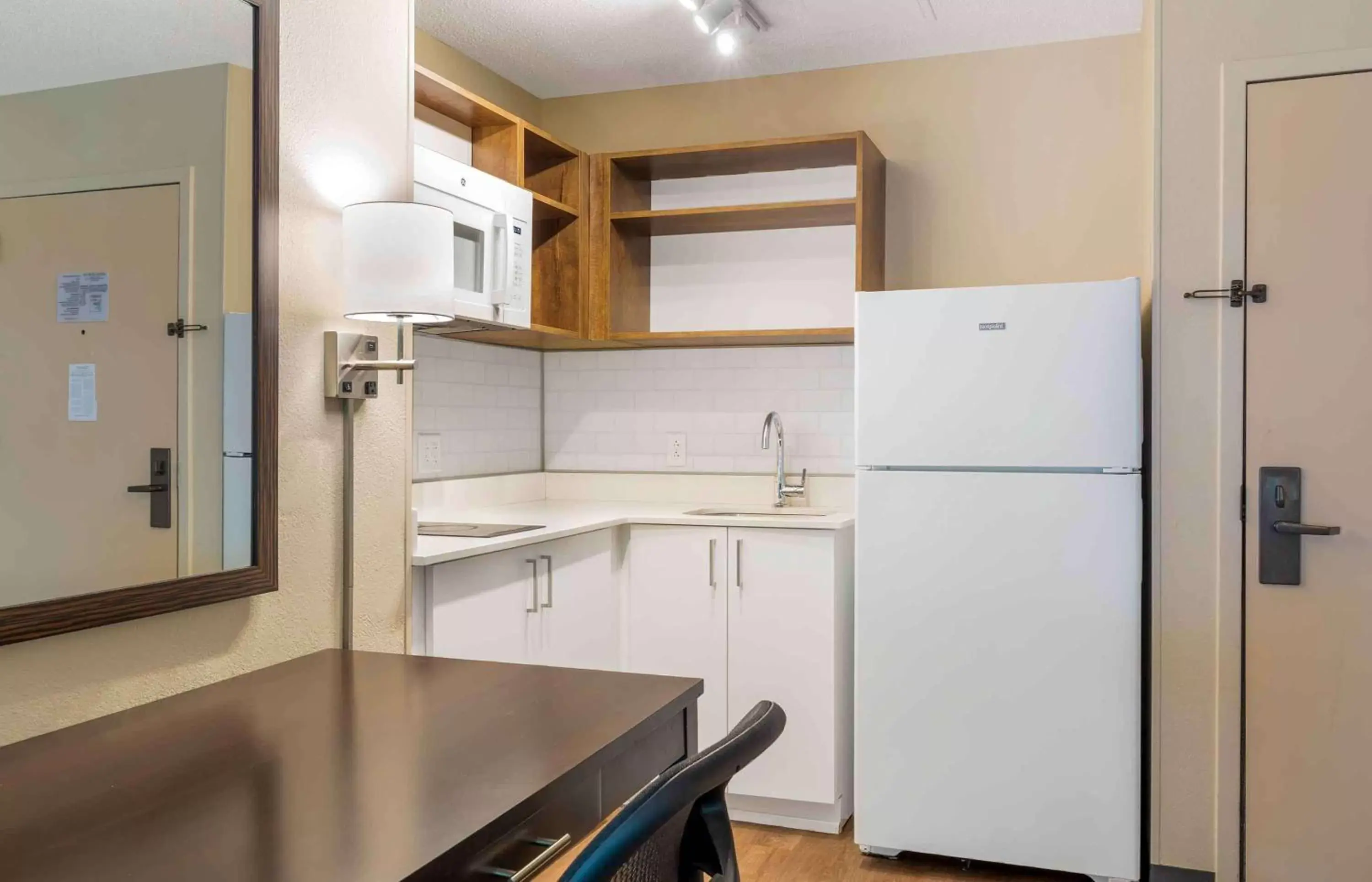 Bedroom, Kitchen/Kitchenette in Extended Stay America Suites - Boston - Burlington