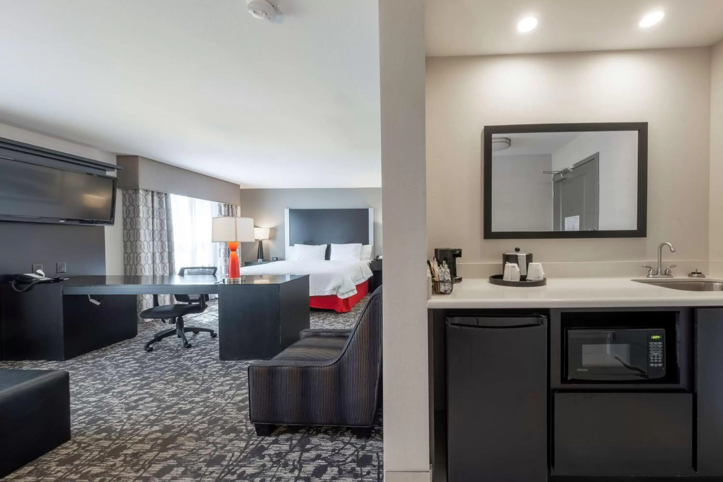 Bedroom, Kitchen/Kitchenette in Hampton Inn & Suites DuPont