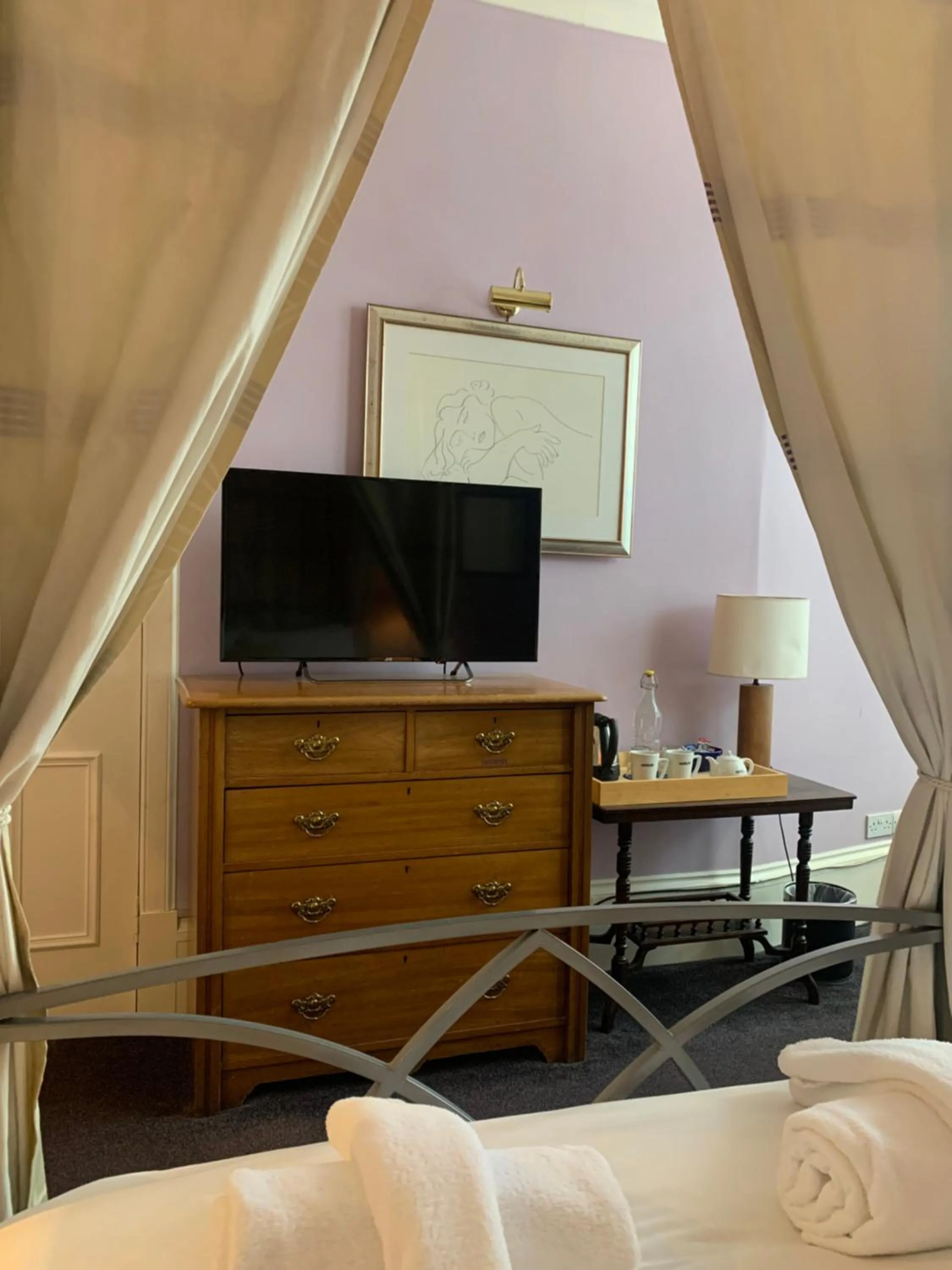 TV and multimedia, Bed in Southside Guest House