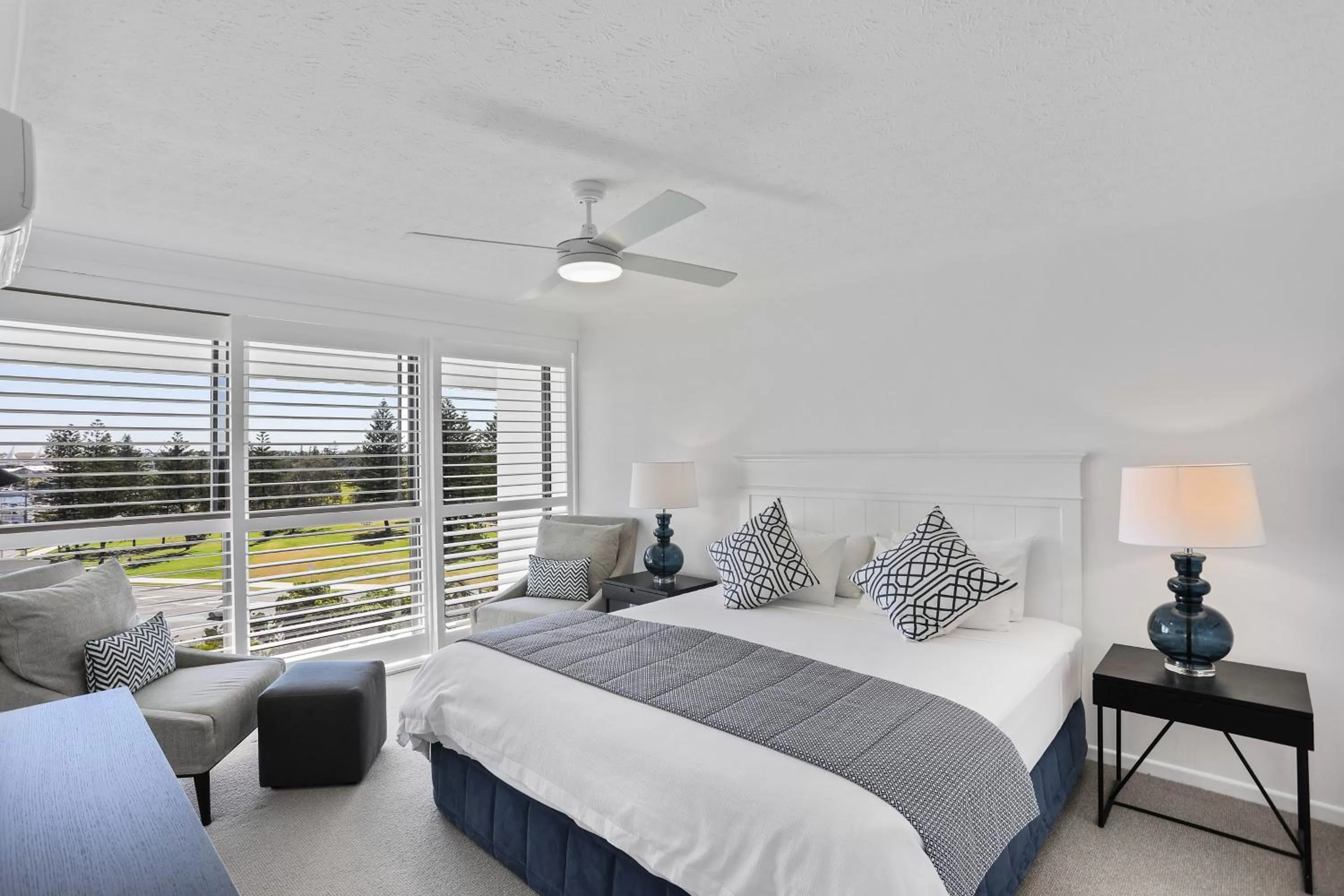 Bedroom, Bed in De Ville Apartments