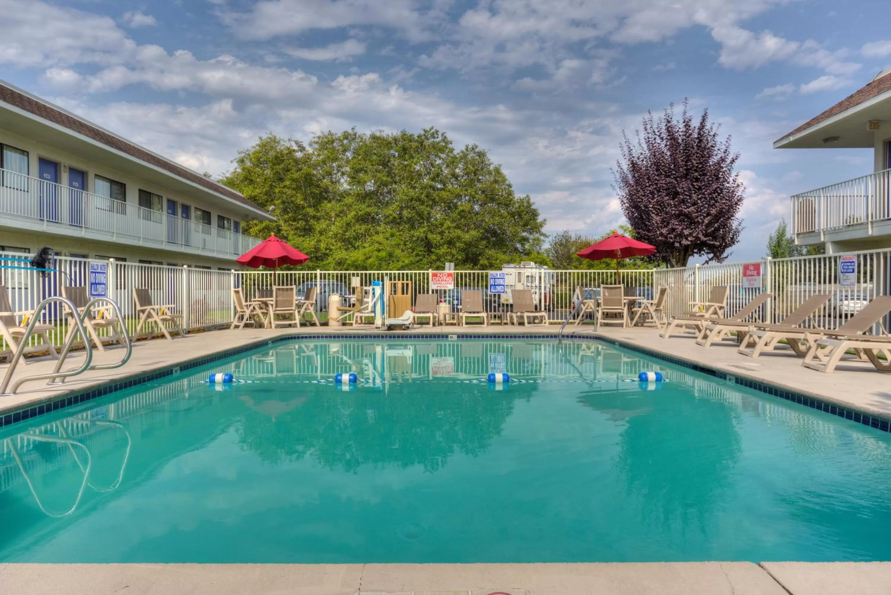 Swimming pool in Motel 6-Troutdale, OR - Portland East
